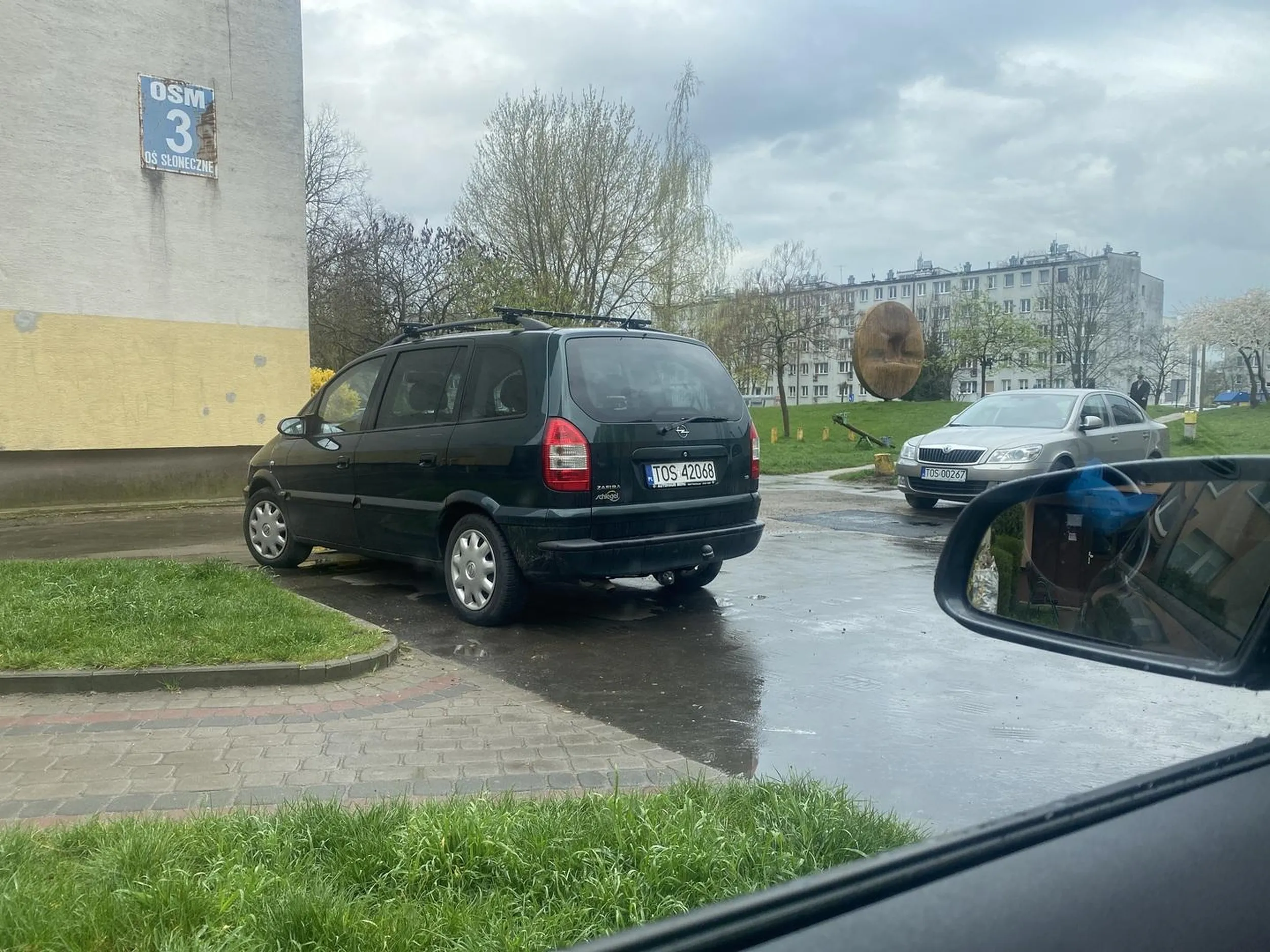 Temu kierowca nie nadaje się do parkowania parkuje na środku przejazdu