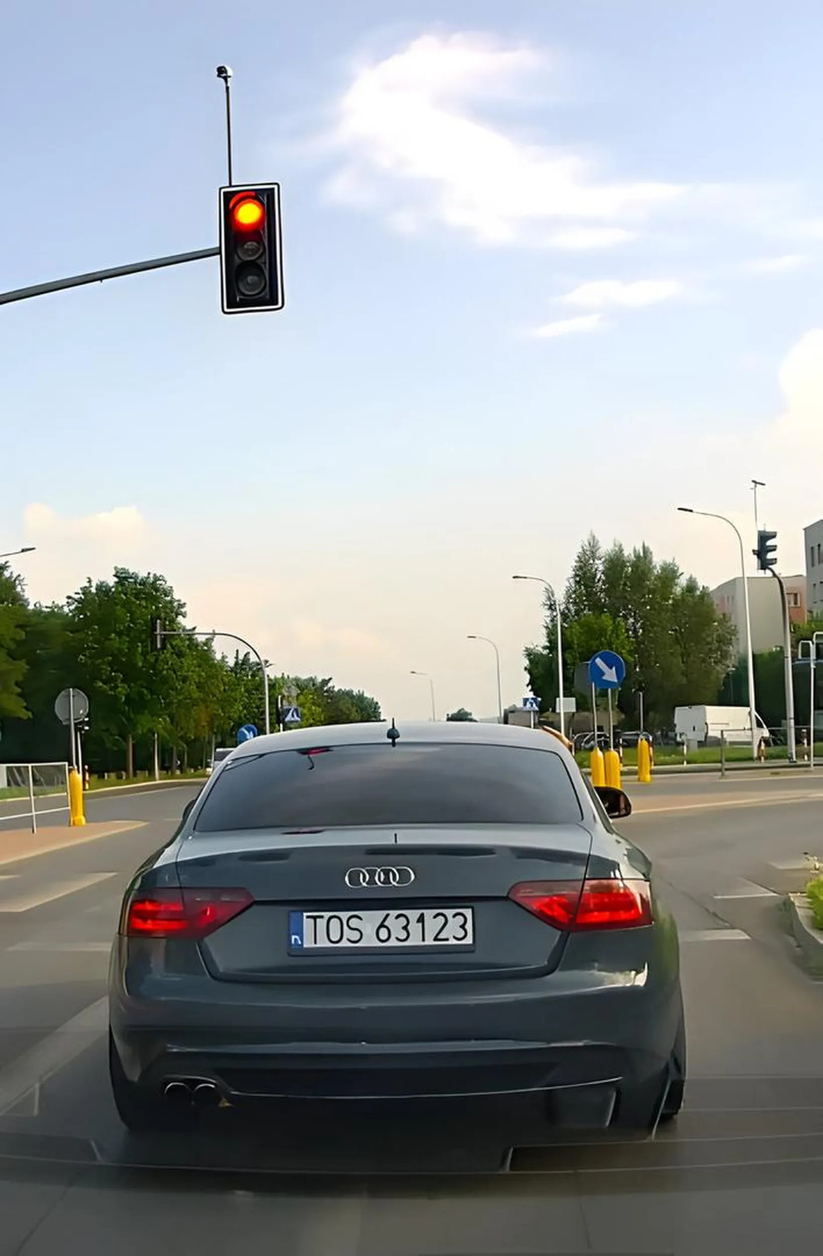 Lubi przekraczać prędkość w obszarze zabudowanym od skrzyżowania do skrzyżowania. Jakieś patologiczne wyzwalacze jak u zwierzęcia po otwarciu rampy podczas wyścigu byków.