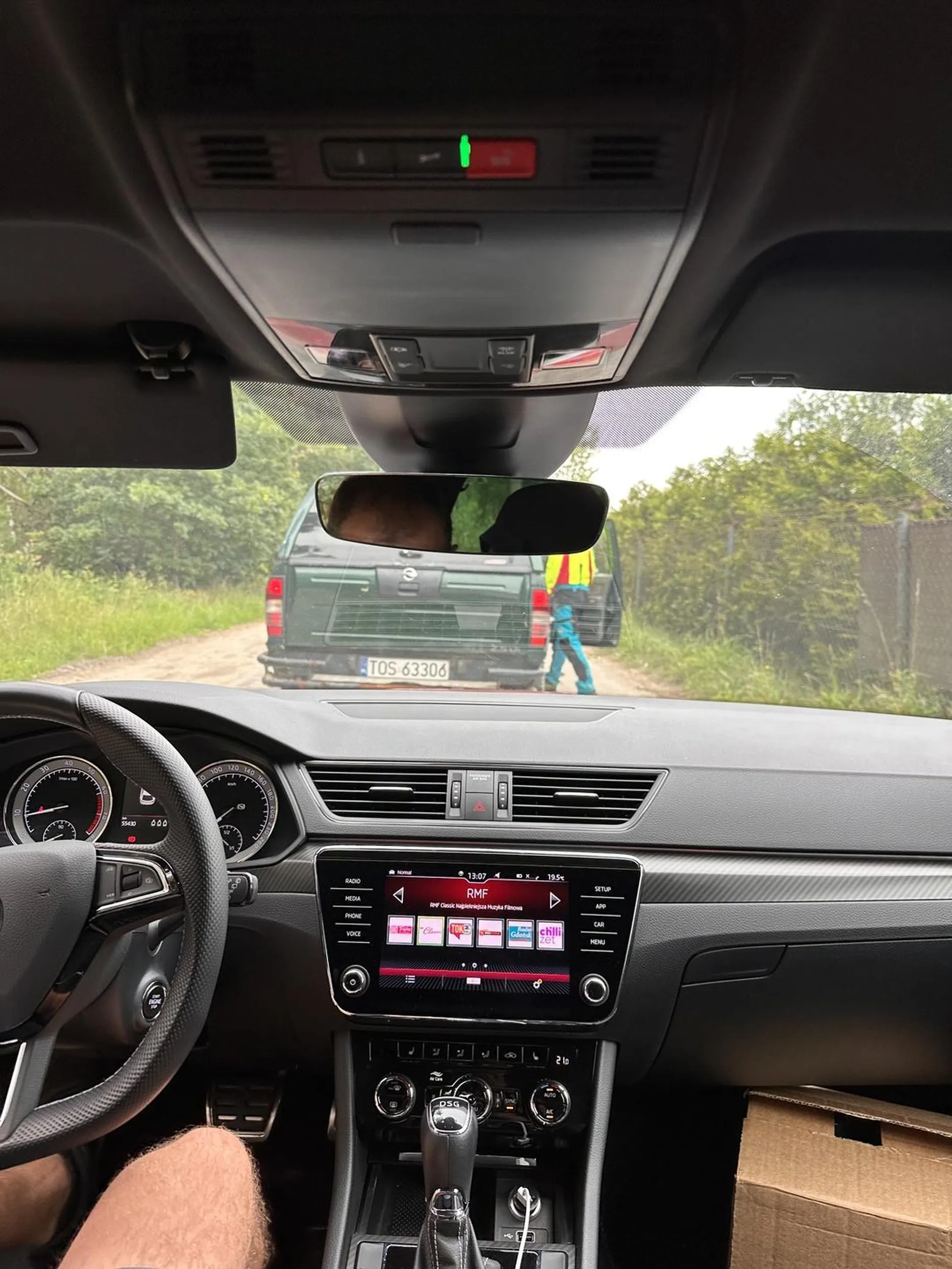 Czlowiek ma za nic przepusty ruchu drogowego. Wyprzedza poboczem terenówka na drodze, ktora jest wąska i nawet nie ma pasów ruchu. Ograniczenie do 30kmh, dla tego chama za malo.