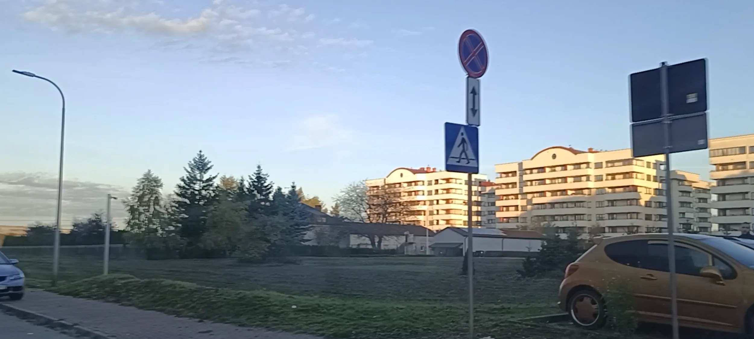 Tutaj nie wolno parkować ani stać na zakazie zatrzymywania się i postoju ani na chodniku.