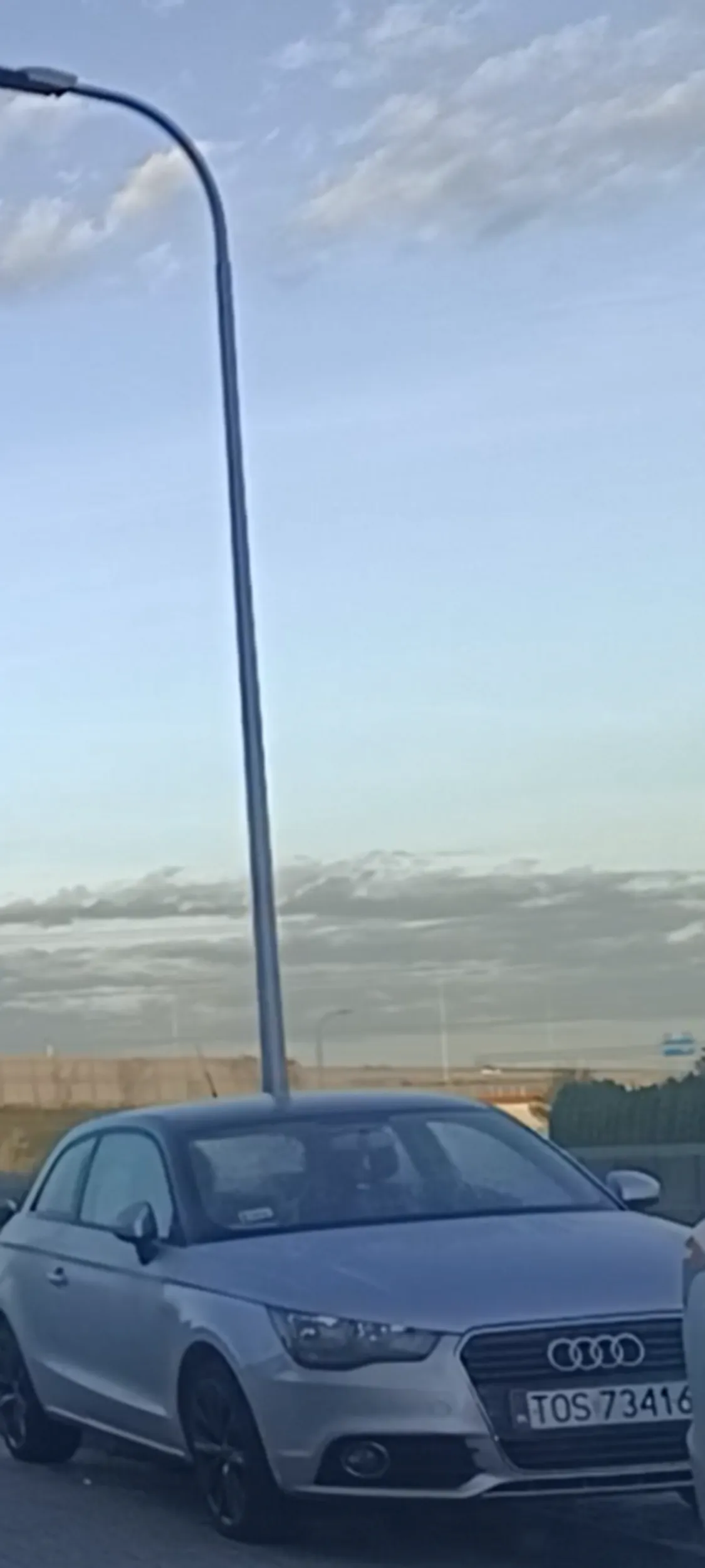 Tutaj nie wolno parkować ani stać na zakazie zatrzymywania się i postoju ani na chodniku.