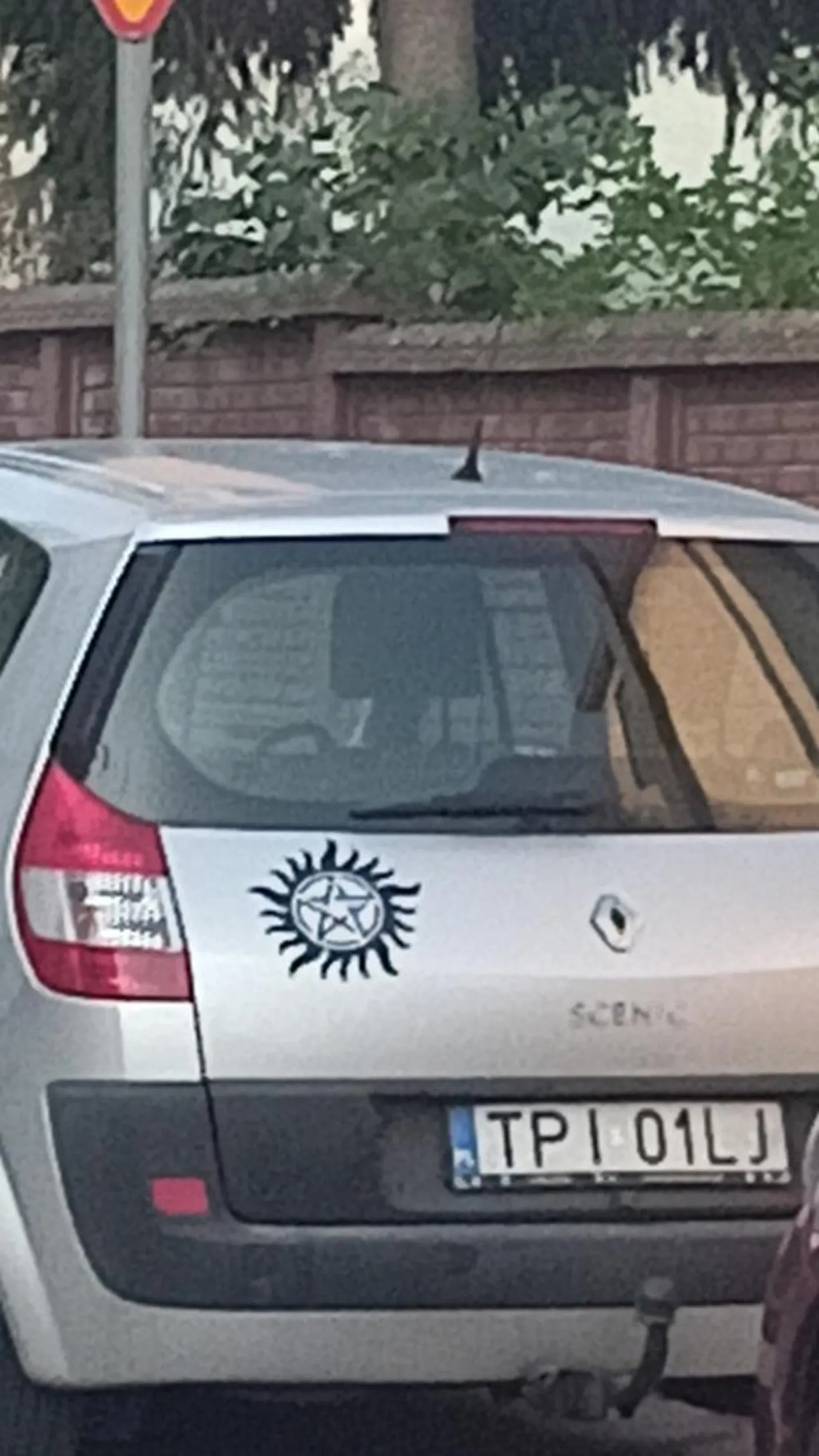 bardzo fajna naklejka na samochodzie. spn ?