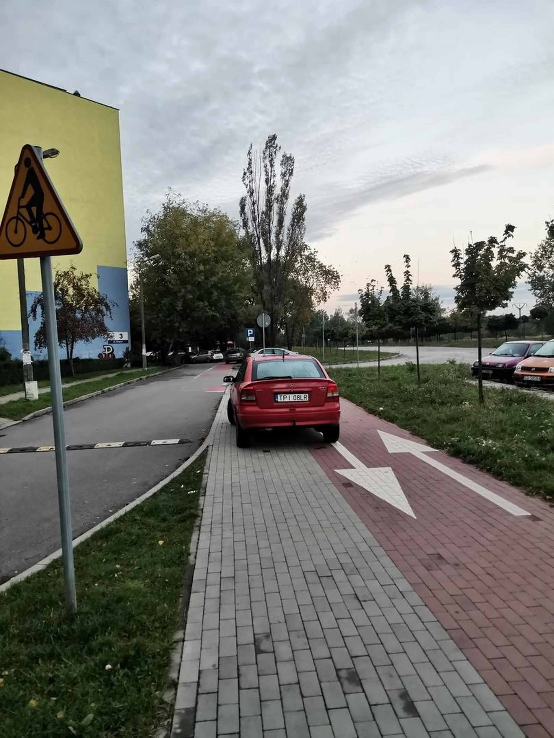 Chodnik cały mój, a i kawałek drogi rowerowej i tak nikt nie jeździ ;) 06.10.2020