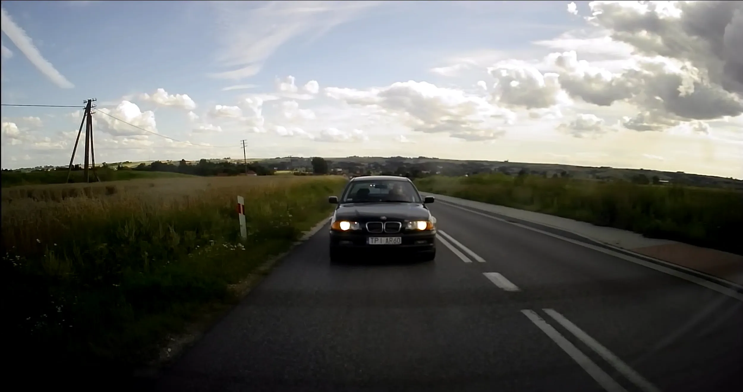 Kolejny król szos z odciętym rozumem w BMW. Jedzie setką w dodatku krzywo, grzebie w telefonie, blokuje ruch, ledwo wyhamowuje. A żeby ci ktoś przyhamował i żebyś skasował swoją chaBETĘ.