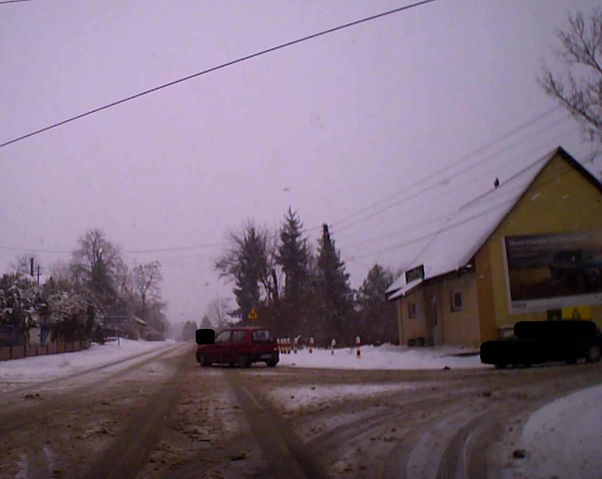 Ta stara kur*a w berecie z obwisłymi kulami armatnimi po kostki wypie**oliła z podporządkowanej 40 m mi przed maskę w taką ślizgawicę, nie patrząc ani na lewo, ani na prawo. Gdybym c*uju nie odbił kierownicą w lewo, to już byś autka i prawka nie miał!!! Najlepsze jest to, że niepoczytalny umysłowo dziadek doprowadził prawie do wypadku, a tylko po to, aby wraz z babką za 350 m skręcić na cmentarz i zdążyć na pogrzeb!