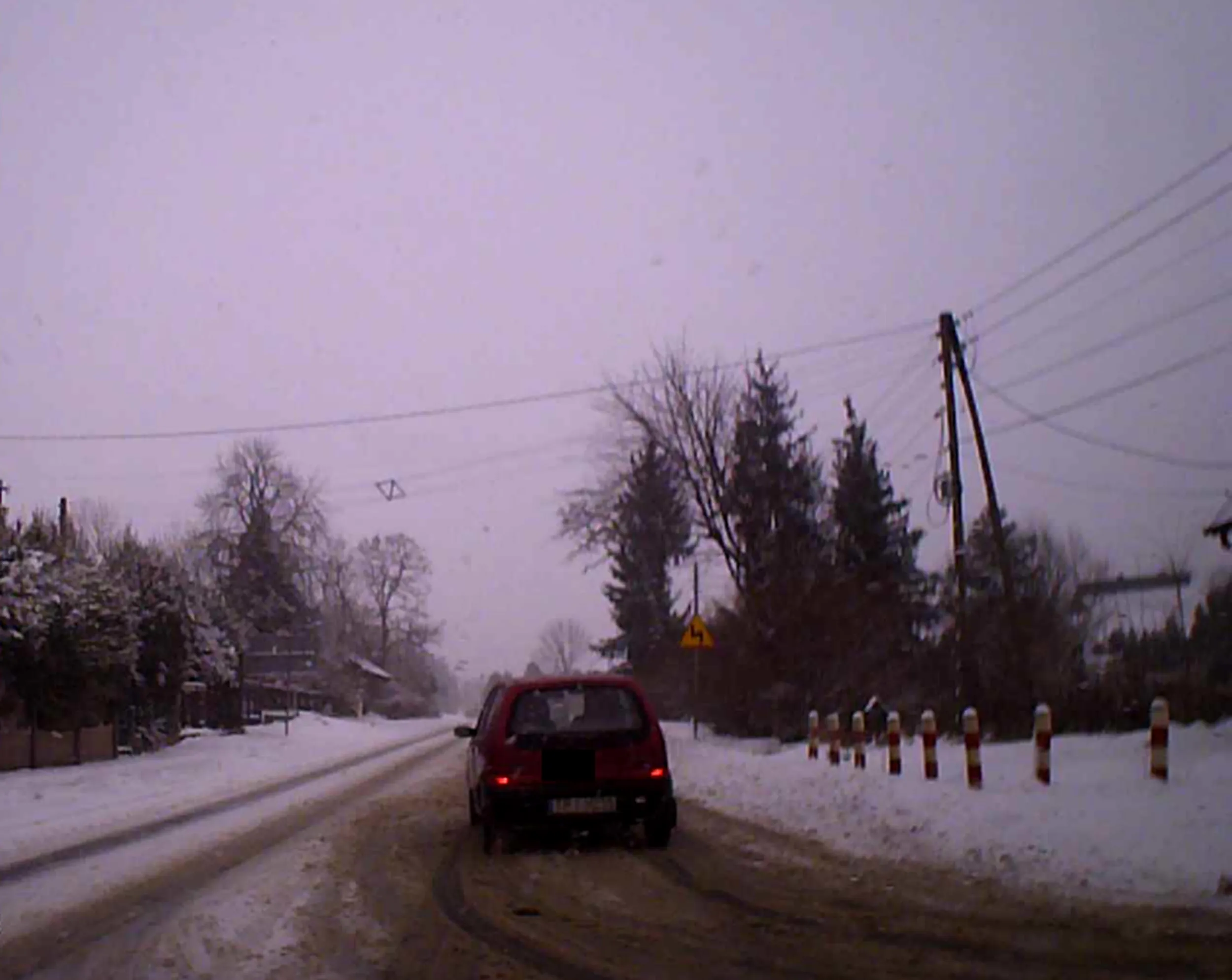 Ta stara kur*a w berecie z obwisłymi kulami armatnimi po kostki wypie**oliła z podporządkowanej 40 m mi przed maskę w taką ślizgawicę, nie patrząc ani na lewo, ani na prawo. Gdybym c*uju nie odbił kierownicą w lewo, to już byś autka i prawka nie miał!!! Najlepsze jest to, że niepoczytalny umysłowo dziadek doprowadził prawie do wypadku, a tylko po to, aby wraz z babką za 350 m skręcić na cmentarz i zdążyć na pogrzeb!