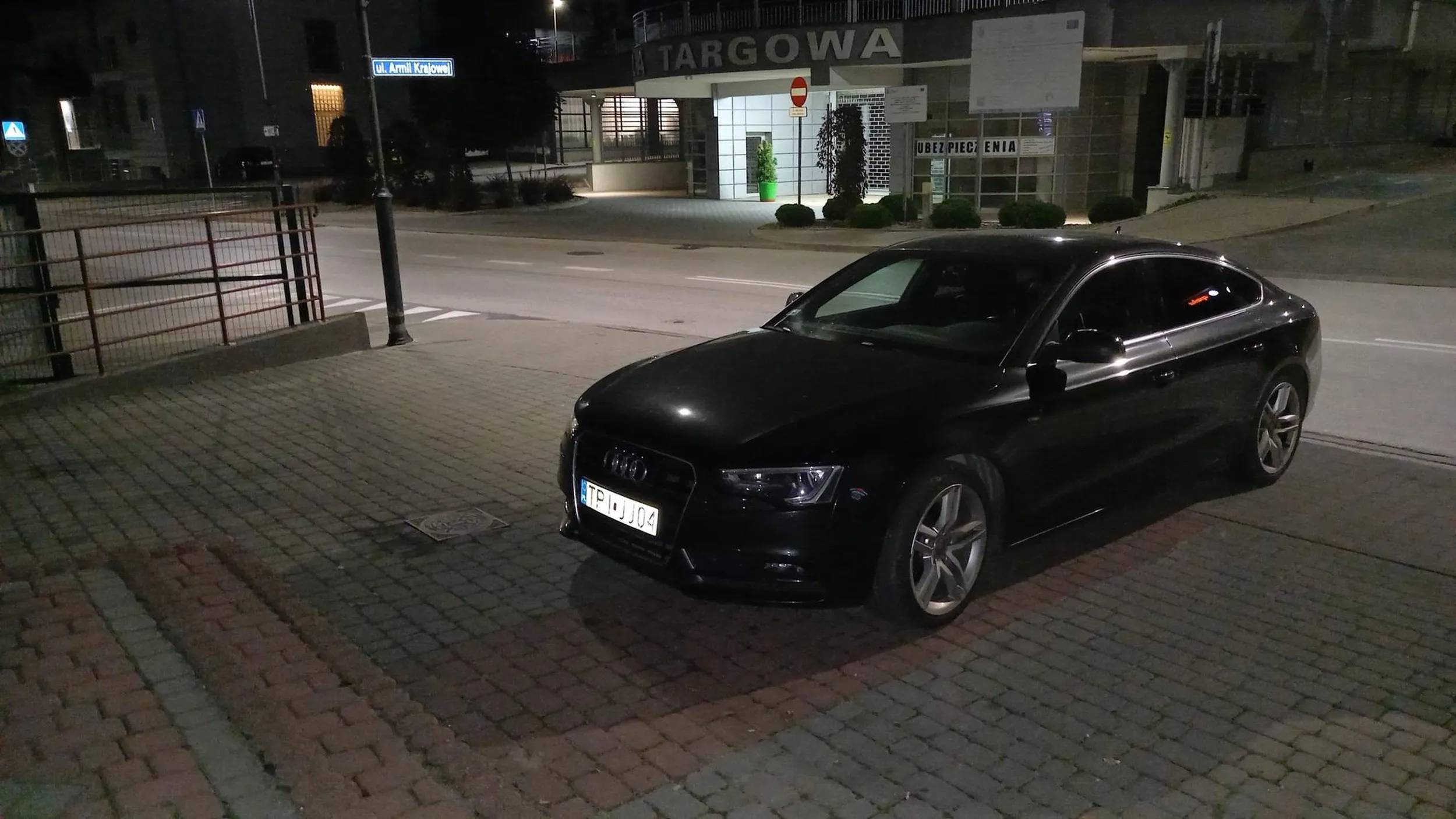 Parkuje, że chodnik cały blokuje. Kierowca amator, tyle jeszcze mógł podjechać do przodu.