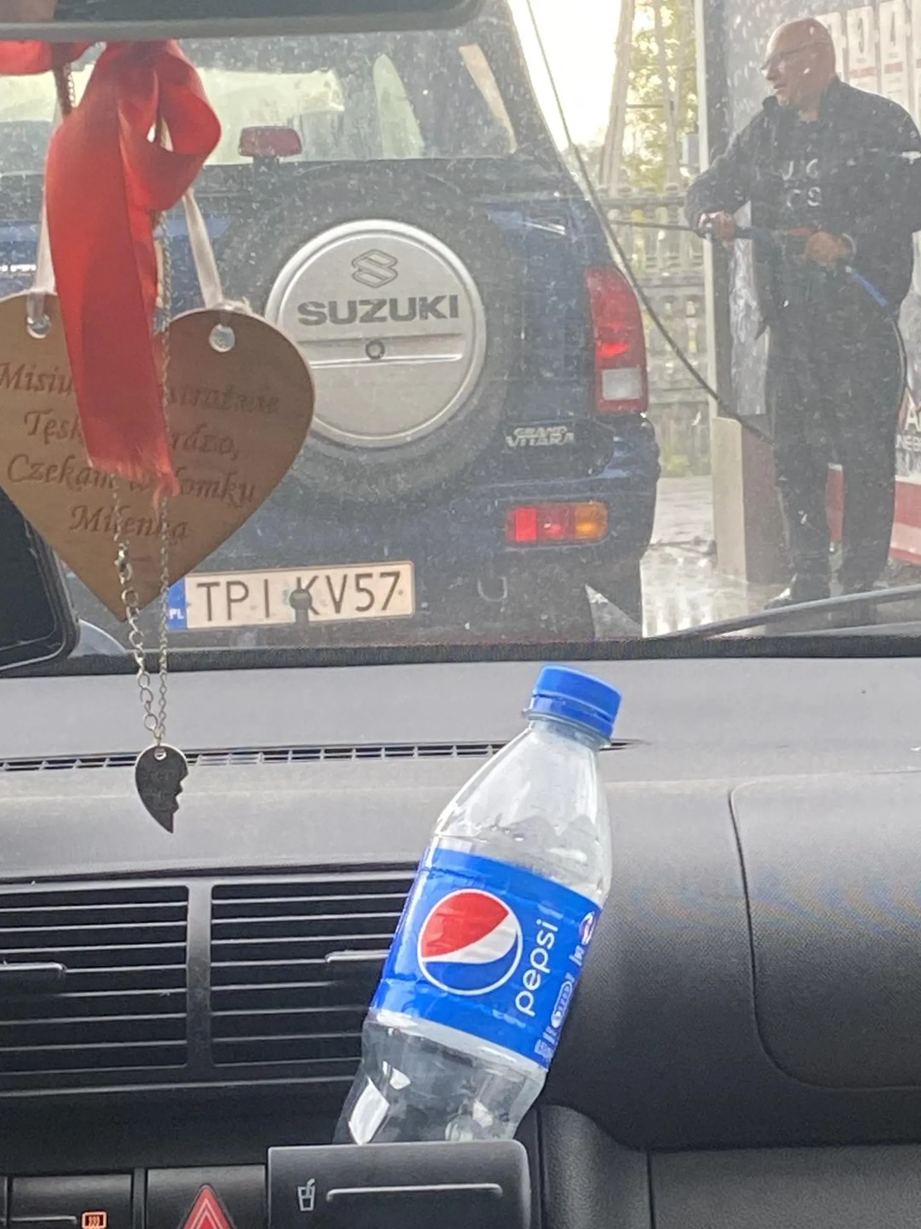 Niech się Pan nauczy kultury do ludzi i nauczy , że pierwszeństwo ma na myjni ten kto jest pierwszy a nie podjeżdżający nagle autem kierowca Pozdrawiam