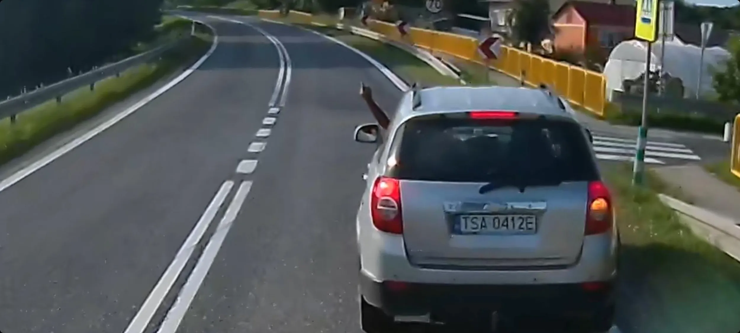 Następnym razem radzę pomyśleć 5 razy zanim zaczniesz hamować widzac karetkę z przeciwka. Ja jadący zestawem 40t nie mam możliwości zjechania na pobocze tak jak osobówka. Pozdrawiam PS. pewnie k.....a masz tak samo krótkiego jak tego palca.