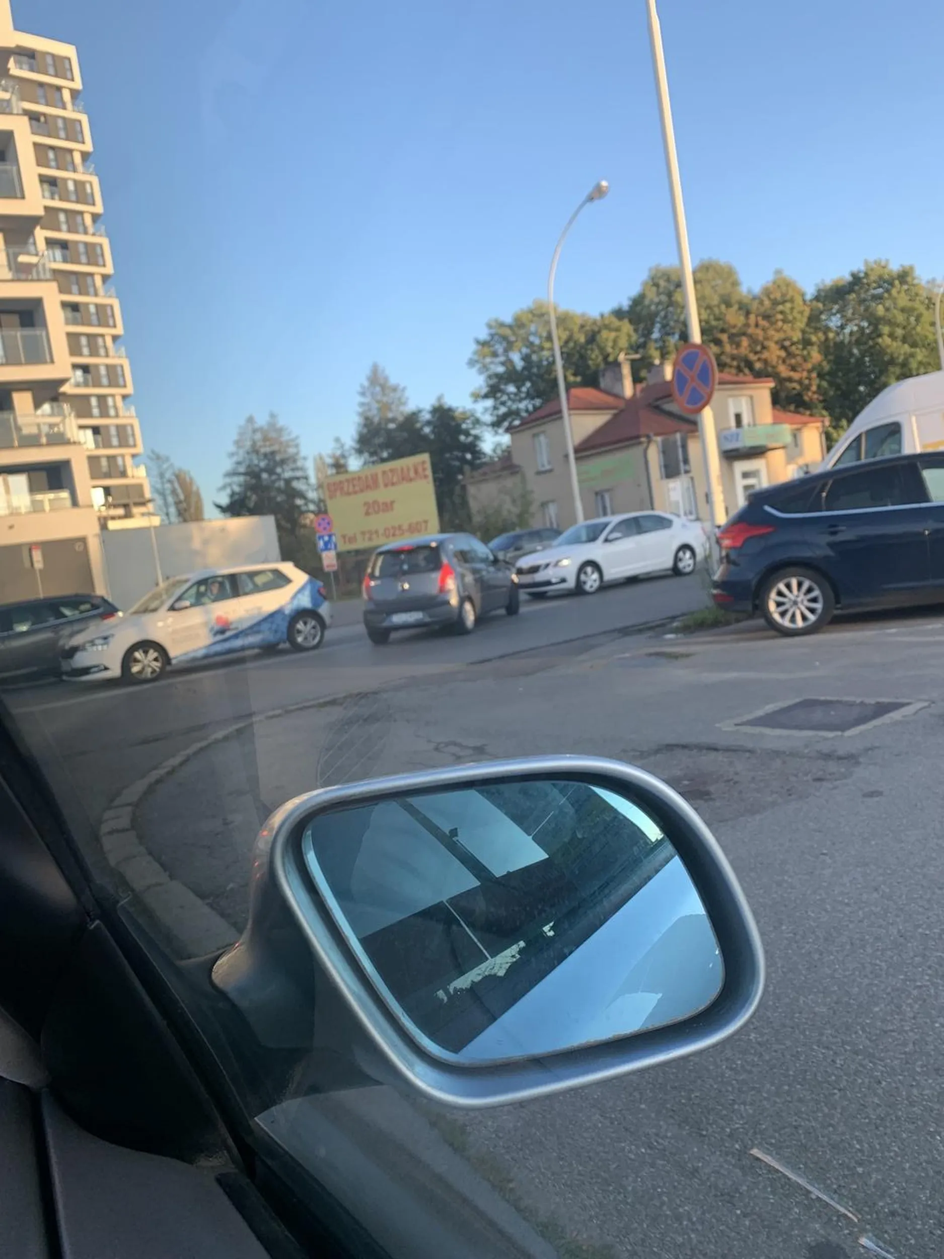 Kierowca jechal pod prąd, prawie doszlo do czołówki, po czym nie umial zjechac z pasa i zrobil sie bardzo dlugi korek. Nie pozdrawiam