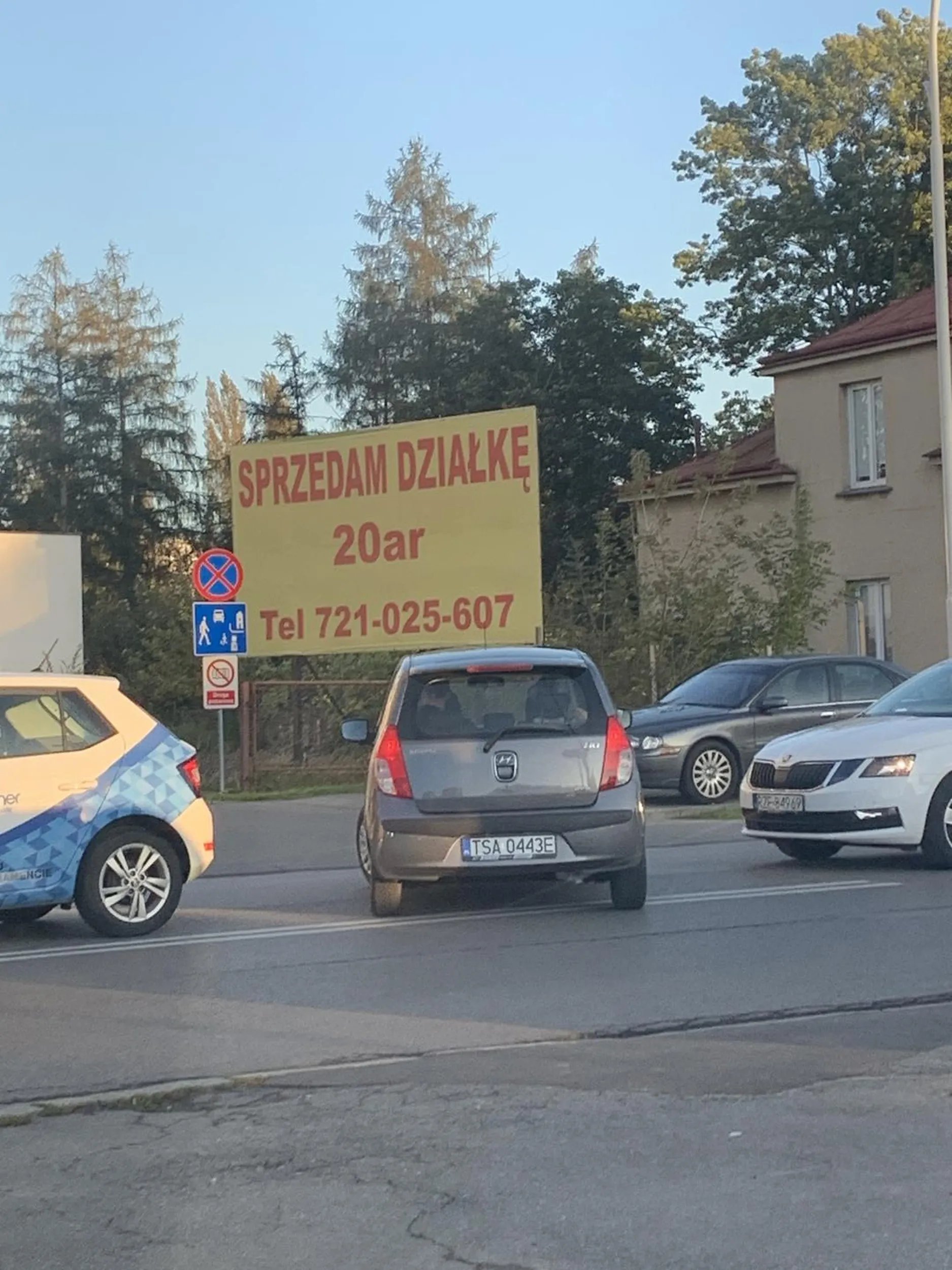 Kierowca jechal pod prąd, prawie doszlo do czołówki, po czym nie umial zjechac z pasa i zrobil sie bardzo dlugi korek. Nie pozdrawiam