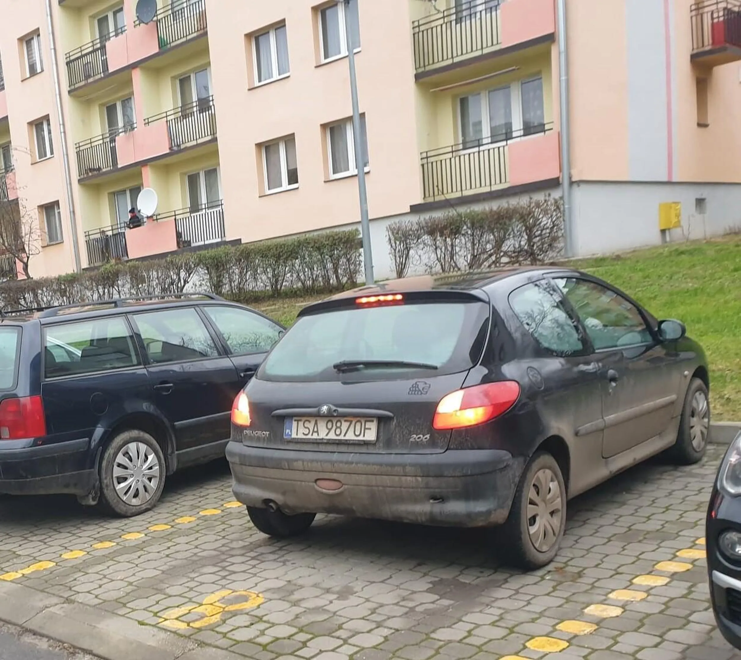 Chamska paniusia która nie ma kultury do mieszkańca który zwrócił uwage o blokowanie miejsca parkingowego , tam gdzie nie mieszka, sama mówi o kulturze przed świętami ale przeprosić to krowa zjadła.