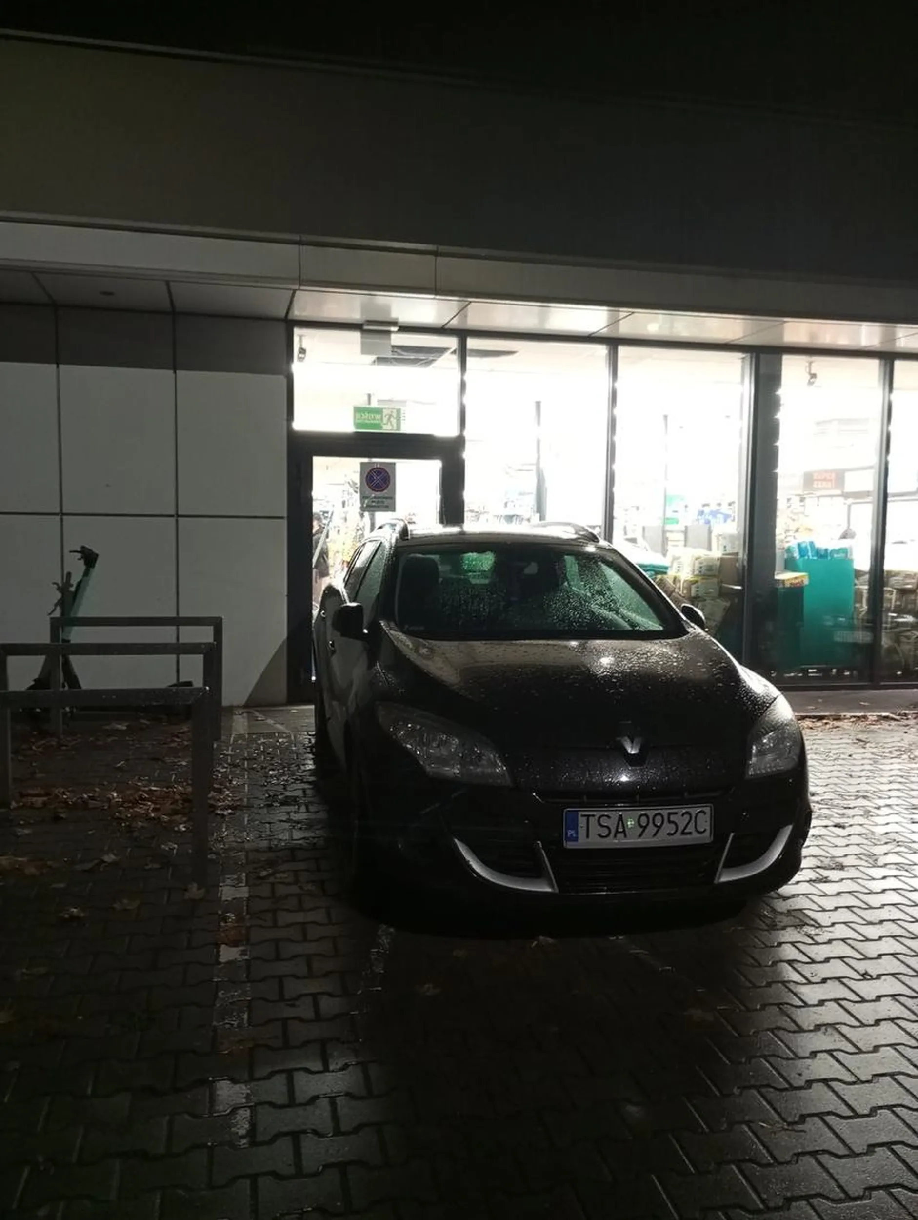 Co tam jakiś znak zakazu parkowania i postoju. Co z tego, że wyjście ewakuacyjne. Panisko z Sandomierza przyjechało do sklepu i on musi zaparkować.