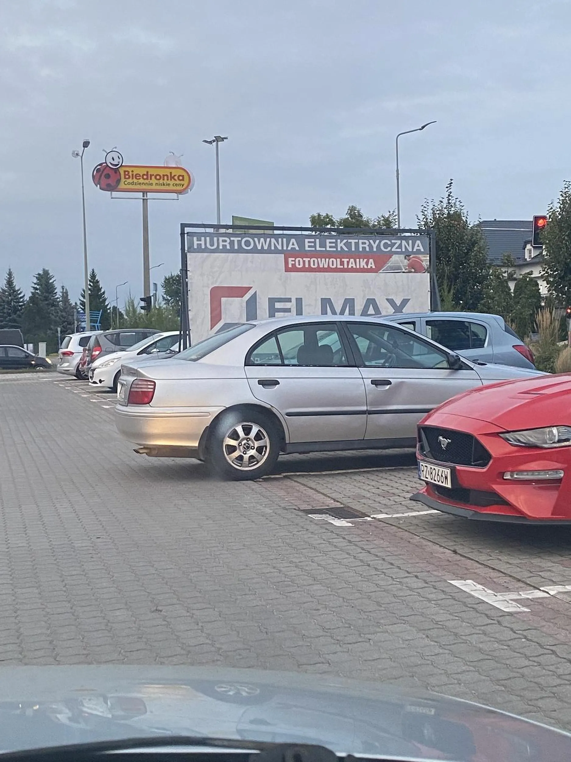 Na przyszłość naucz się parkować bo prawie zrobiłem sobie garaż z twojego bagażnika