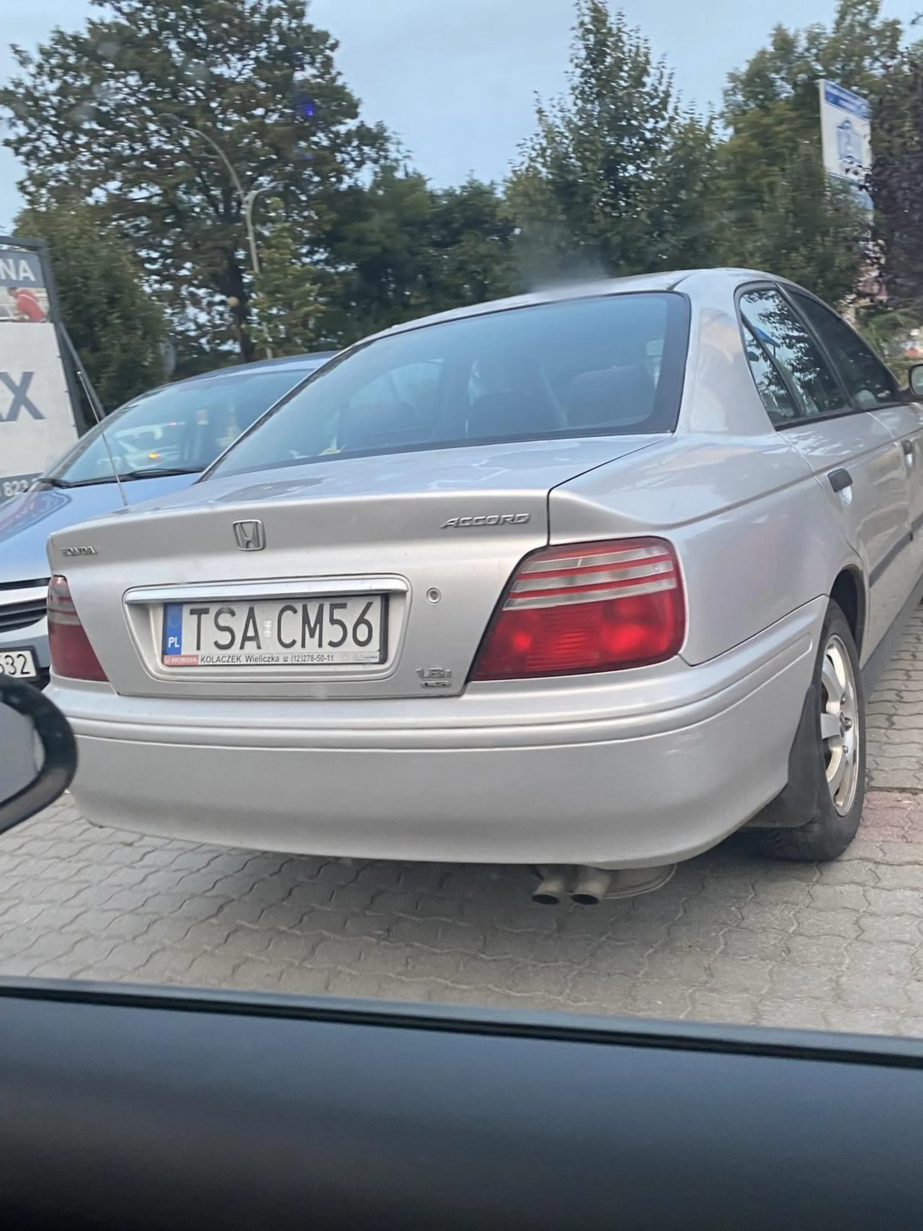 Na przyszłość naucz się parkować bo prawie zrobiłem sobie garaż z twojego bagażnika