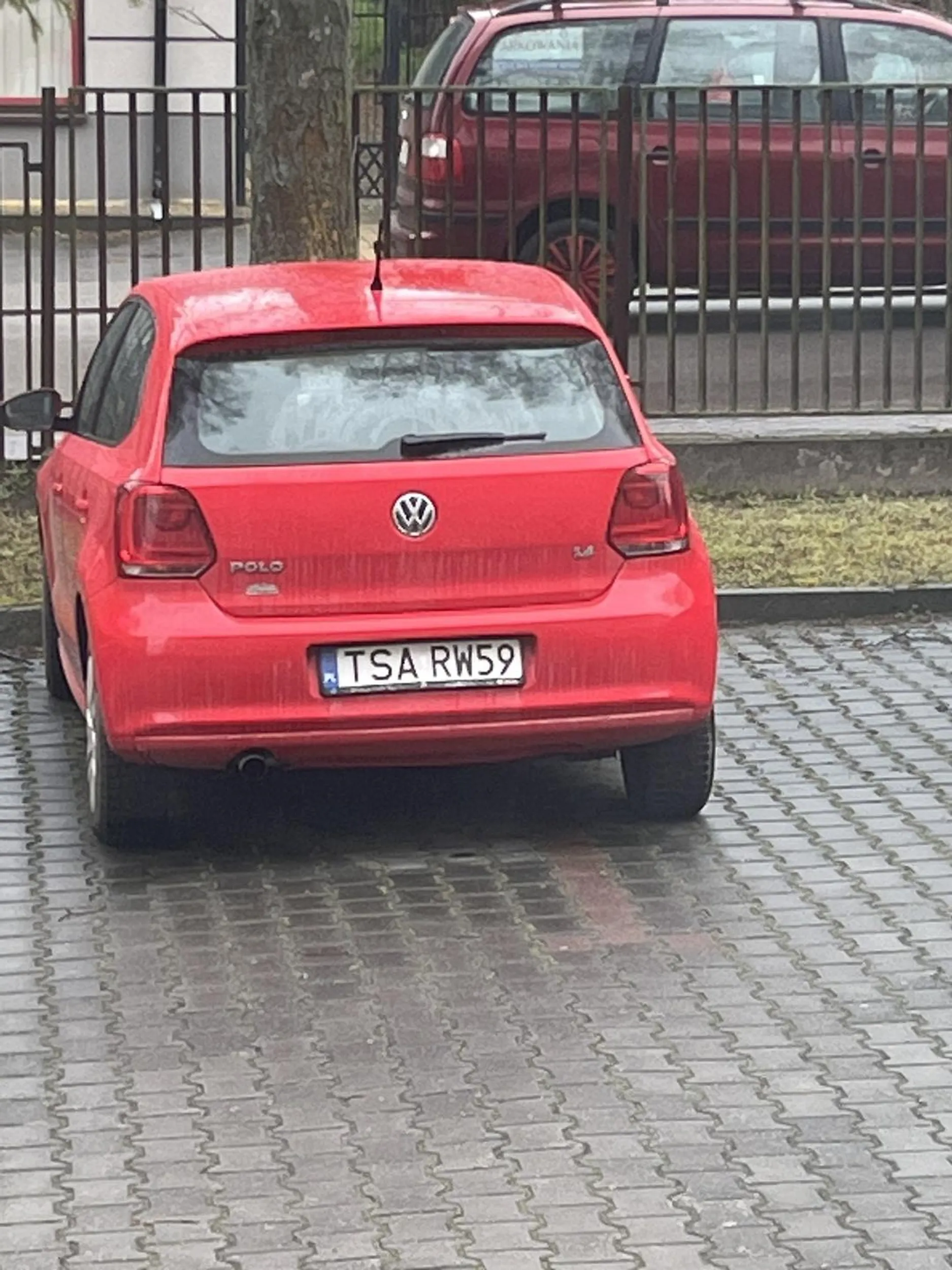 Nie umie parkować pod szkoła