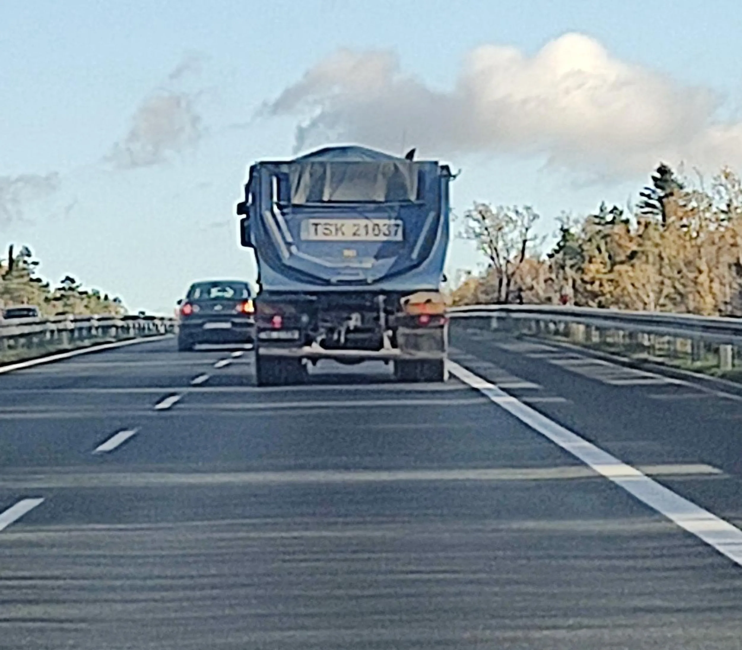 Dojeżdża do samego zderzaka po czym zaczyna wyprzedzać. W połowie manewru nie daje rady wyprzedzić i zaczyna trąbić i próbuje mnie zepchnąć z drogi. Ja jadę cały czas na tempomacie.