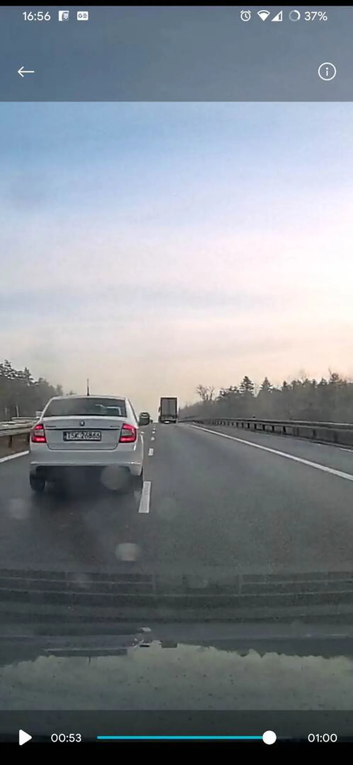 zajezdza droge na lewym pasie, majac 500m do wyprzedzanego tira