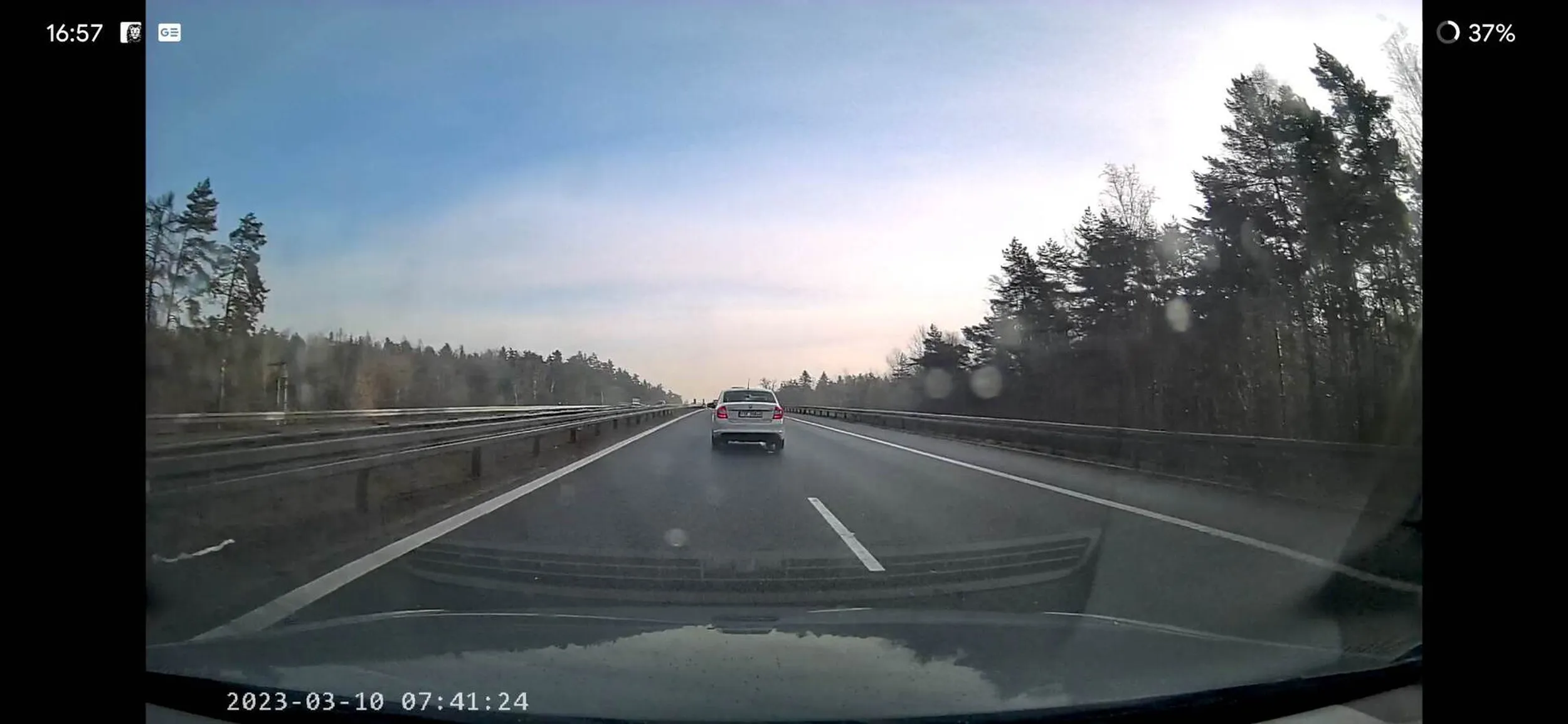 zajezdza droge na lewym pasie, majac 500m do wyprzedzanego tira