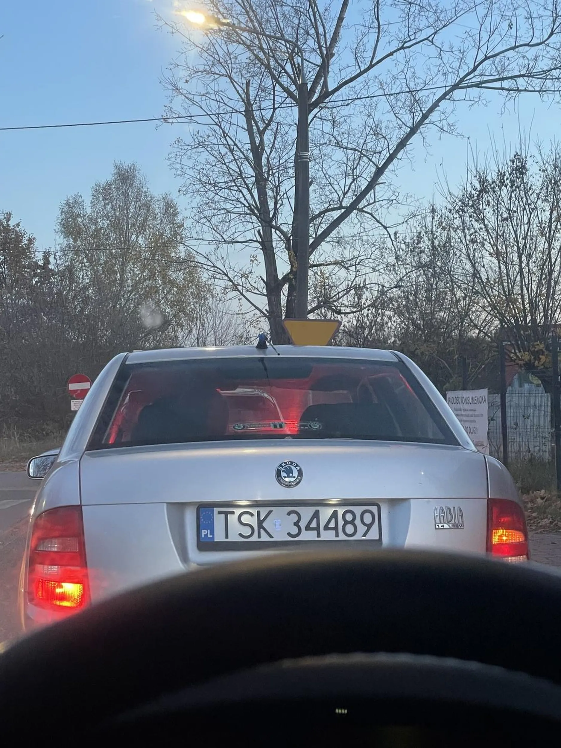 Wymusił mi pierwszenstwo na dodatek wyjechał z drogi jednokierunkowej pod pradXD