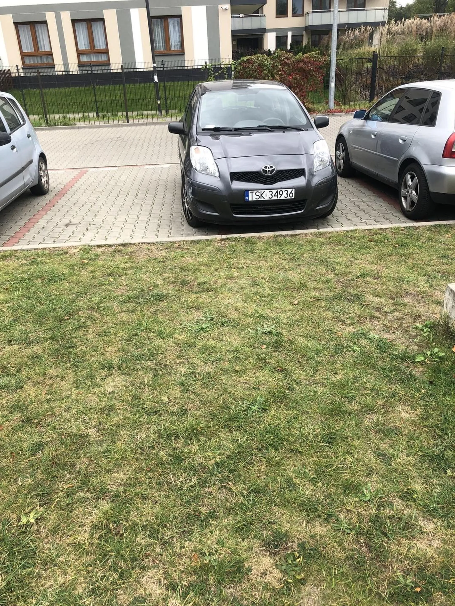 Widać że kierowca tej toyoty yaris przesiadł się świeżo z tira. Jak ku€@a tak małym samochodem można parkować jak tirem, notorycznie zajęte dwa miejsca. Osobnik (właściciel) ten ma kompleks wielkości. Po jakiego grzyba ci dwa miejsca , będziesz tam stragan z warzywami prowadził czy rury wymieniał w tym miejscu ?