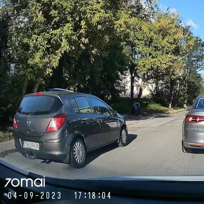 Na Pocieszka w Kielcach wyprzeda na podwójnej ciągłej, pasach i skrzyżowaniu na którym trzeba ustąpić pierwszeństwa... https://m.facebook.com/groups/parkowaniewkielcach/permalink/1483033625784652/