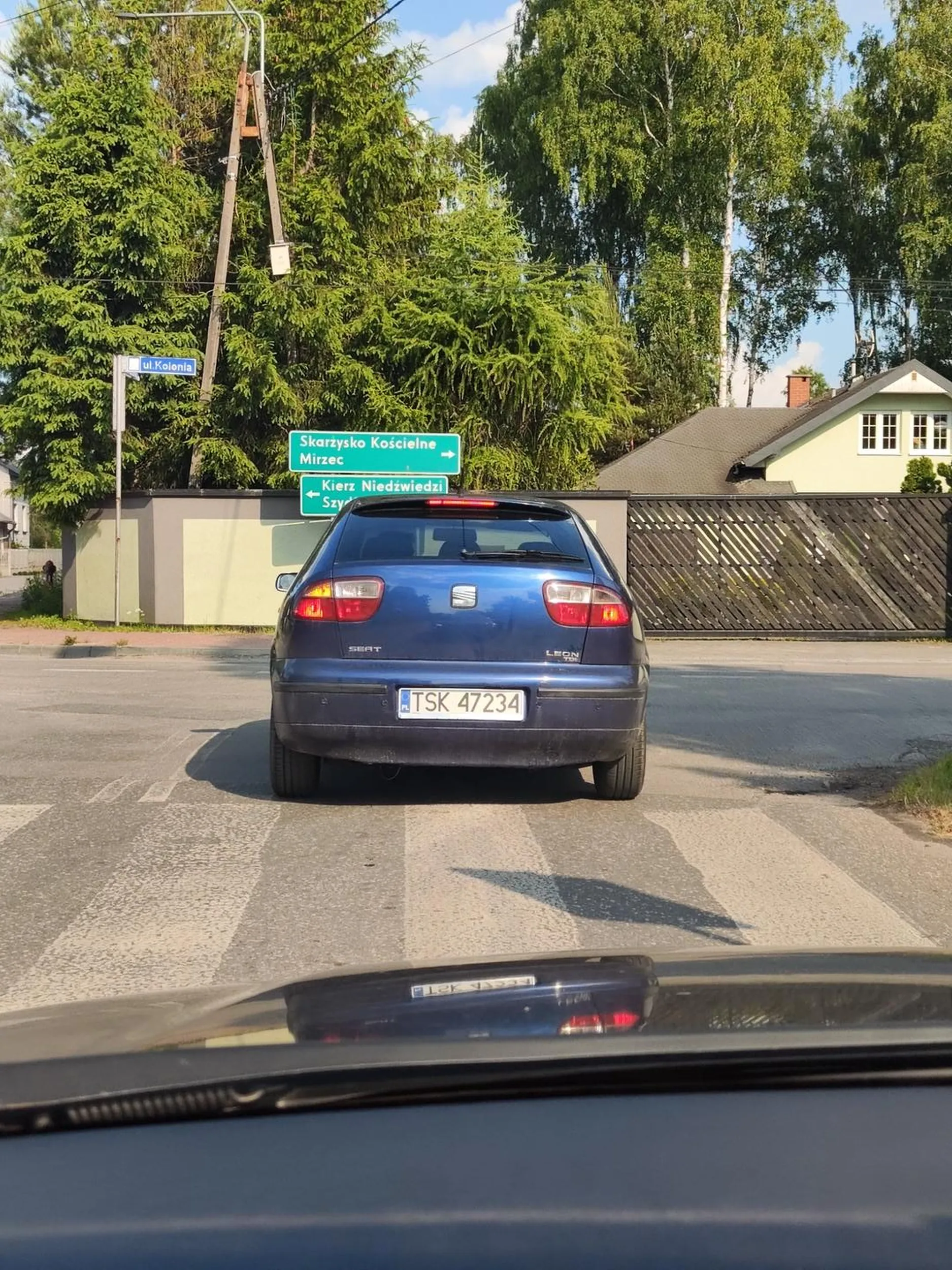 Pan potrącił psa, prawdopodobnie śmiertelnie bo widziałam jak ściągał go z drogi i zbierał resztki zderzaka,po czym odjechał zanim zdążyłam zawrócić, żeby zobaczyć czy pies żyje. Rozumiem że pies na drodze to wina właścicieli ale trochę empatii panie kierowco.... jechał Pan bardzo szybko,przez wiejską wąska drogę... niestety nie dogoniłam Pana ze względu na prędkość jaką Pan rozwinął w terenie zabudowanym,a mnie moje prawo jazdy jest miłe, usłyszał by Pan kilka pięknych epitetów!