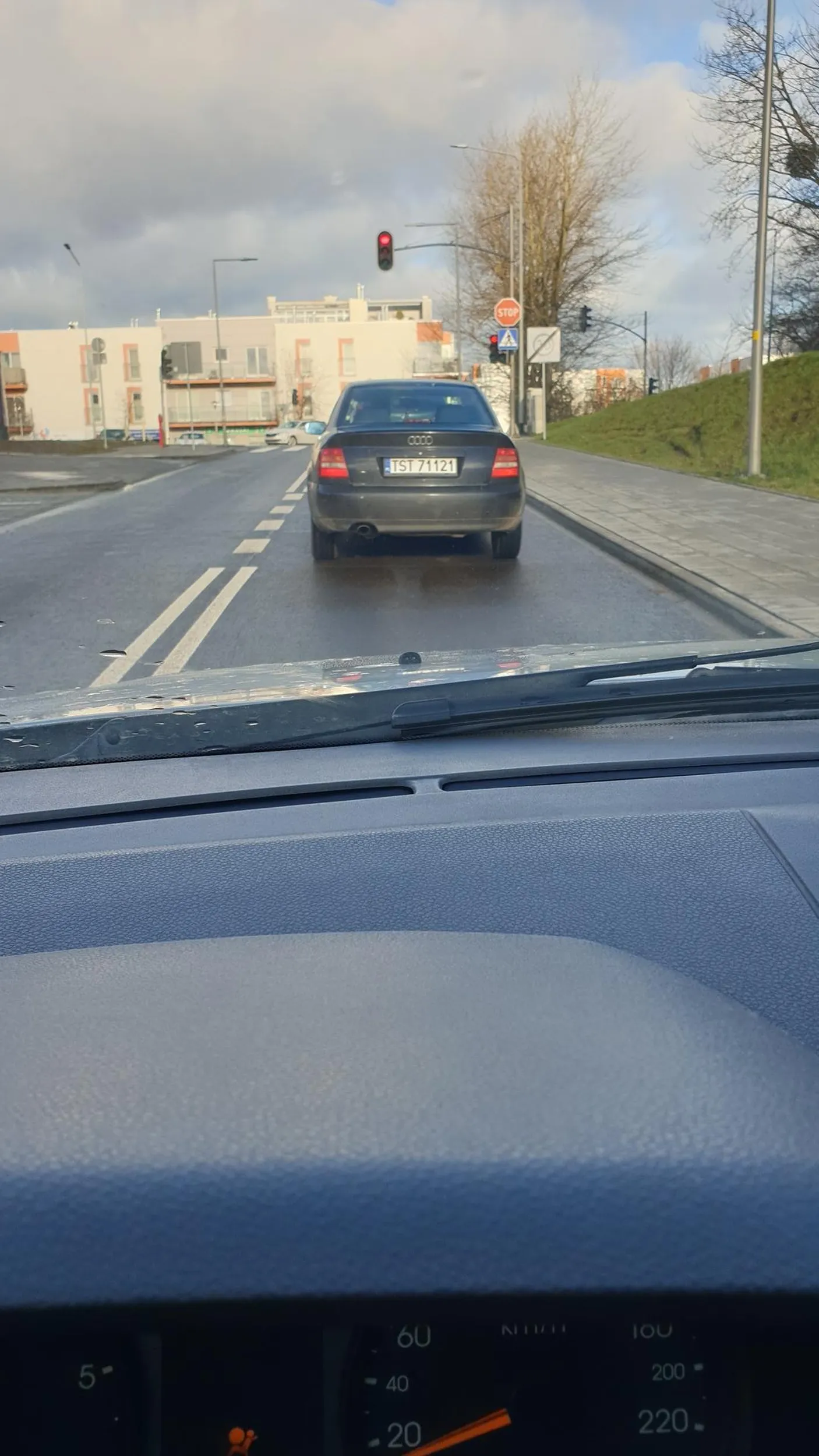 Na Piotrkowskiej w Gdansku jest strefa 30km/h, nie mam pojecie ile pędził kierowca tego audi z epapierosem w dziobie  ale jakbym nie dal po hamulcsch to audi by bylo do kasacji. Chyba nawet mnie nie zauwazyl ze cos sie dzialo... foto zrobione po chwili