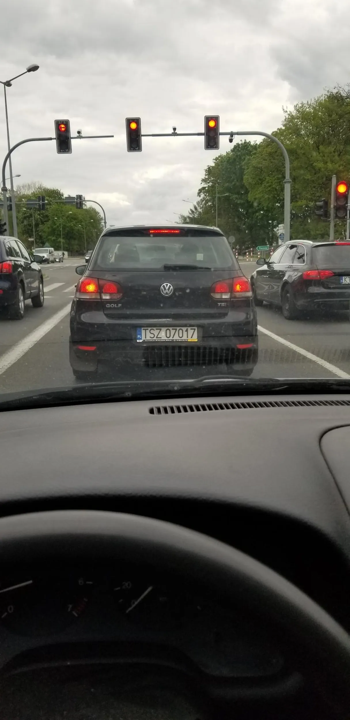 Prawdopodobnie chora psychicznie kobieta, która jest przekonana o tym, że jest sama na drodze. Znacząco przekracza prędkość w obszarze zabudowanym, zmienia pas bez użycia kierunkowskazu zajeżdżając drogę innym uczestnikom ruchu. Agresywnie rusza, podjeżdża pod zderzaki innym. Po prostu wariatka na drodze, trzymać się z daleka jak ją kiedyś zobaczycie. Zachowania na drodze godne małolata, który dopiero co zrobił prawko i pożyczył auto od rodziców.