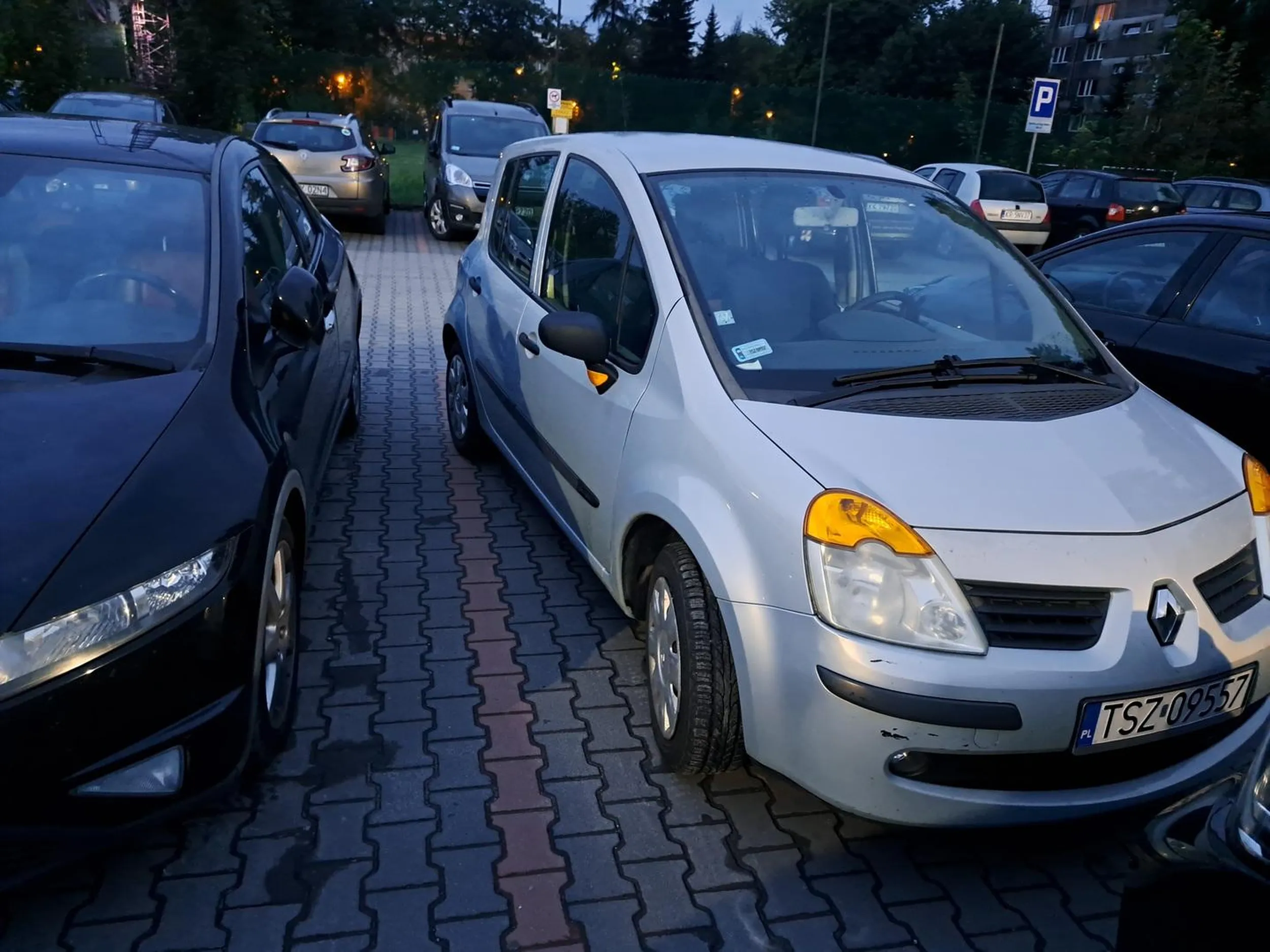 Naucz się parkować. Wstyd by mi było tak zostawić auto.