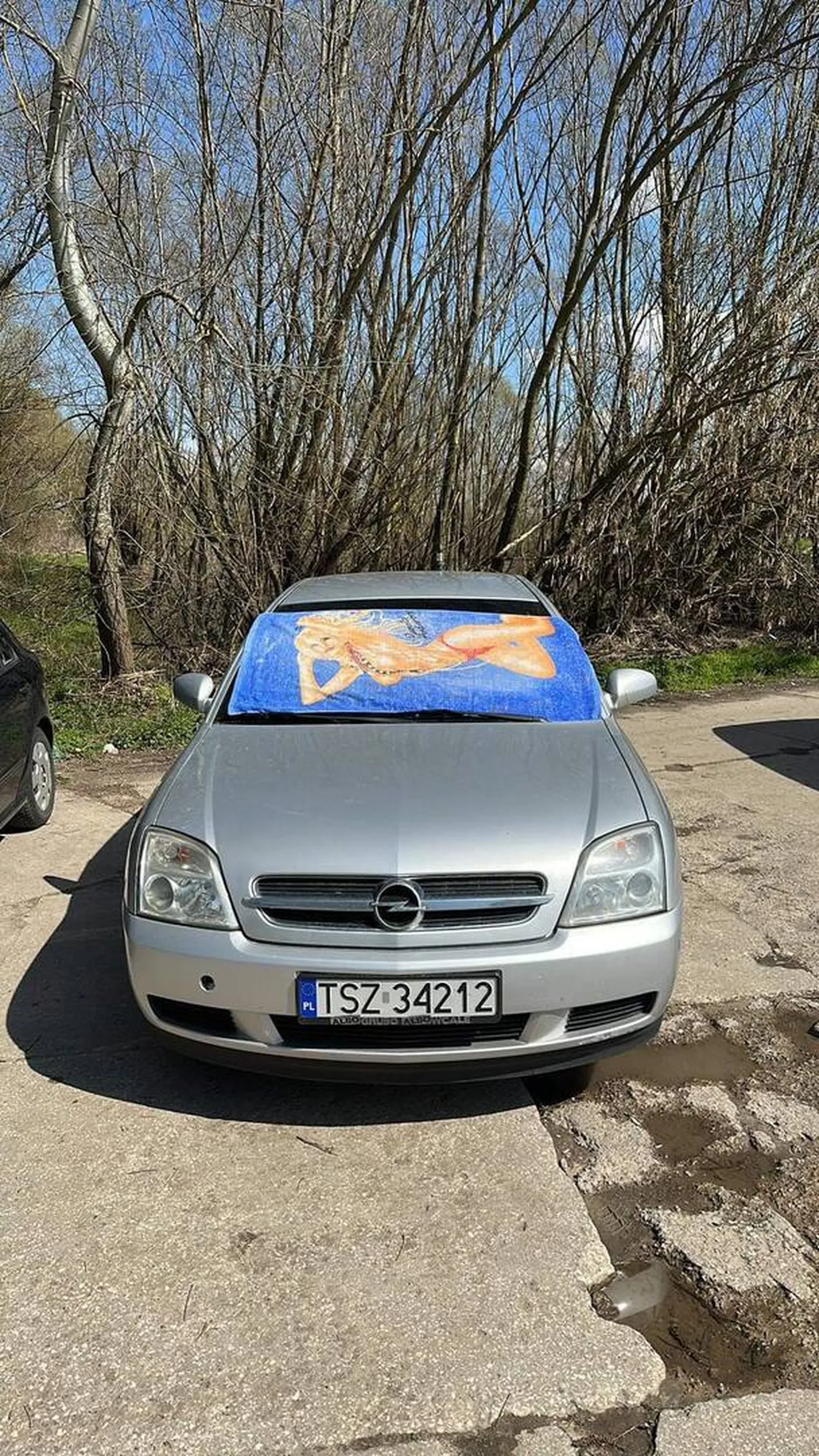 Wozi się na podtlenku gazu , często jeździ pijany z młodymi dziewczynami, po otwarciu dzwi wypadają zużyte prezerwatywy.jest agresywny ostatnio jebnoł dziecko na pasach  driftem i odjechał