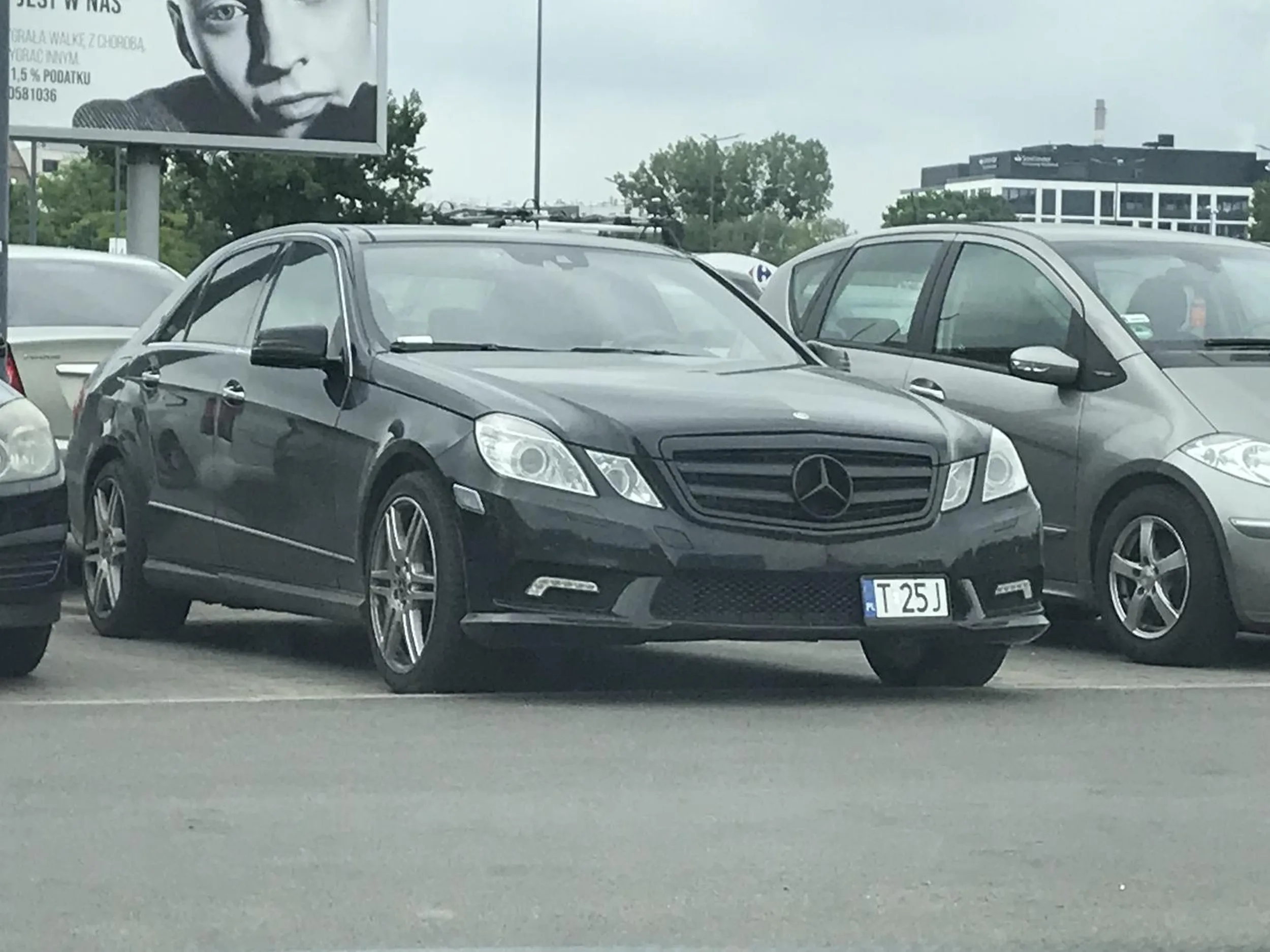 Krótka tablica w europejskim aucie to jedno, ale jej niesymetryczne ustawienie…