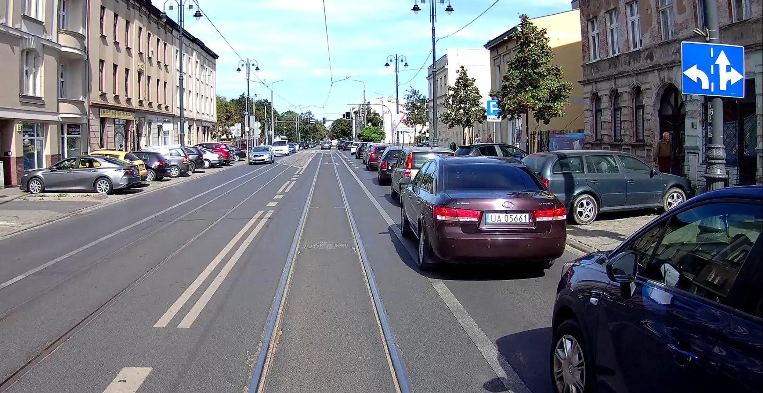 Wszyscy na prawym pasie potrafią prawidłowo zająć swój pas ruchu, jednak zawsze znajdzie się taka łajza która wystaje blokując przejazd pojazdowi szynowemu.