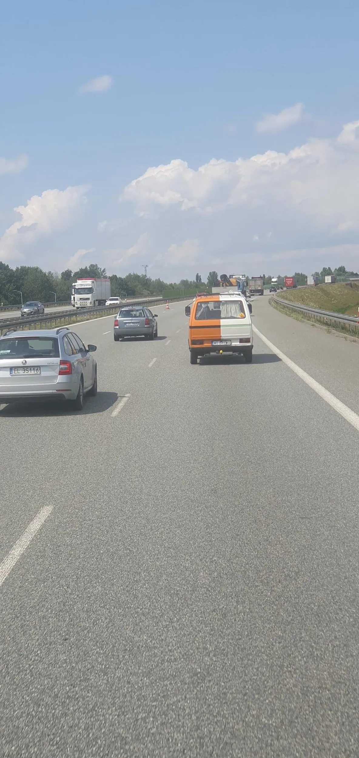 Nie lubi jak go ciężarówka wyprzedzi, wyprzedzi ją i zwolni, ale już się nie da wyprzedzić, bo będzie przyspieszać jak ciężarówka będzie próbowała jego ponownie wyprzedzić...