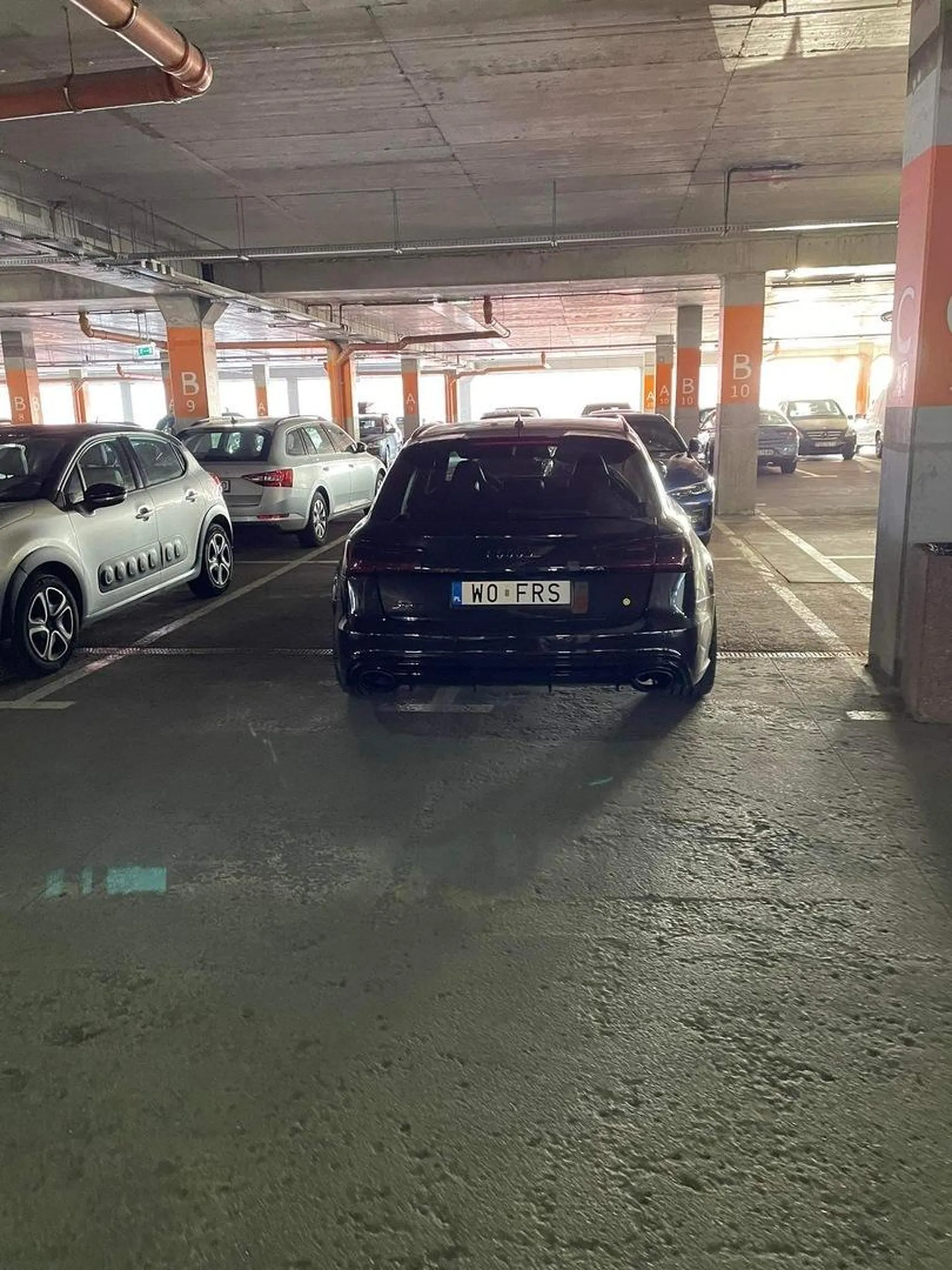 Umiejętność parkowania w wyznaczonym miejscu też zerowa ?