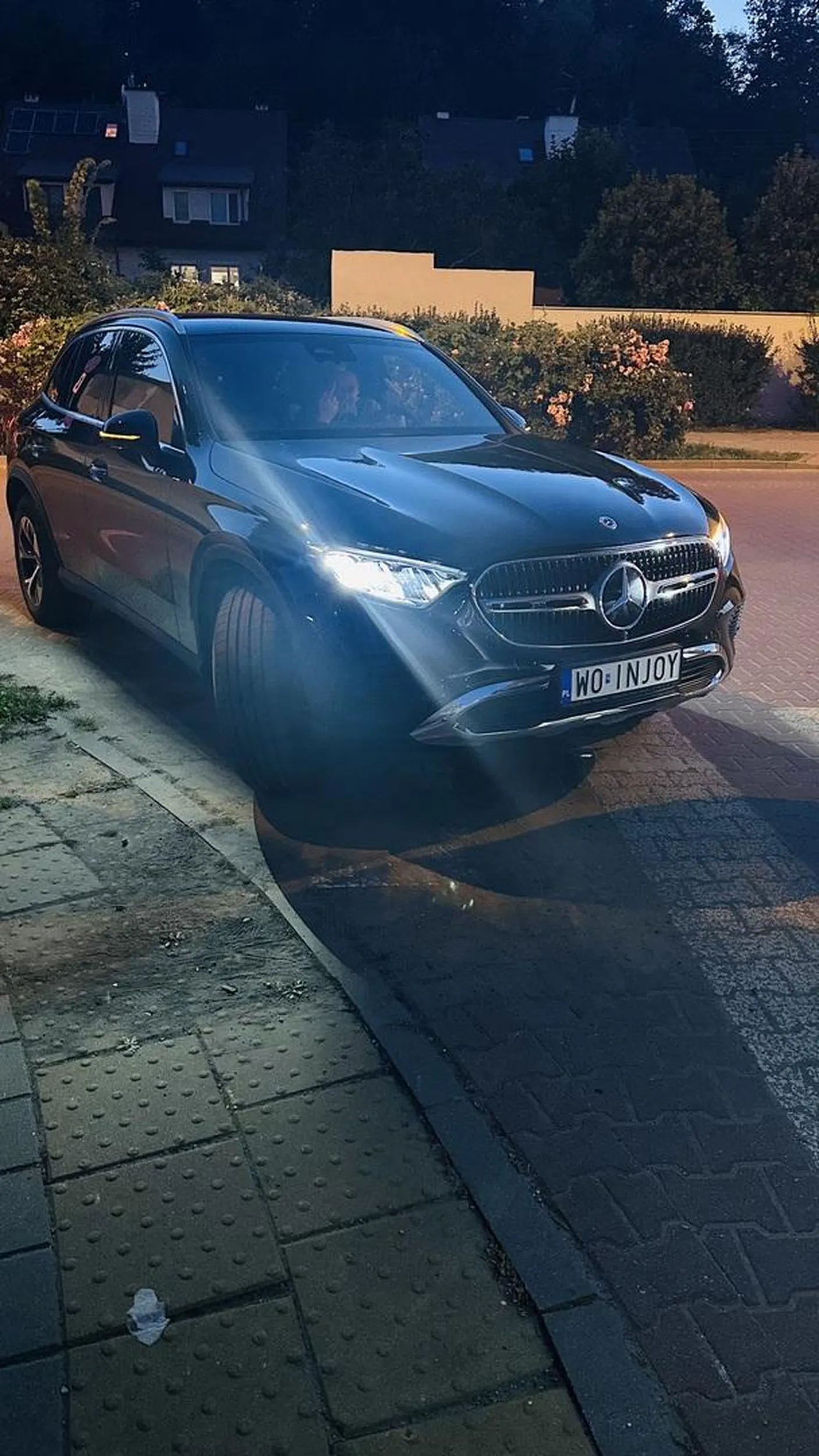 parkowanie na skrzyżowaniu i na pasach (przejściu dla pieszych) zarazem, a po zwróceniu uwagi pokazywanie „faka”