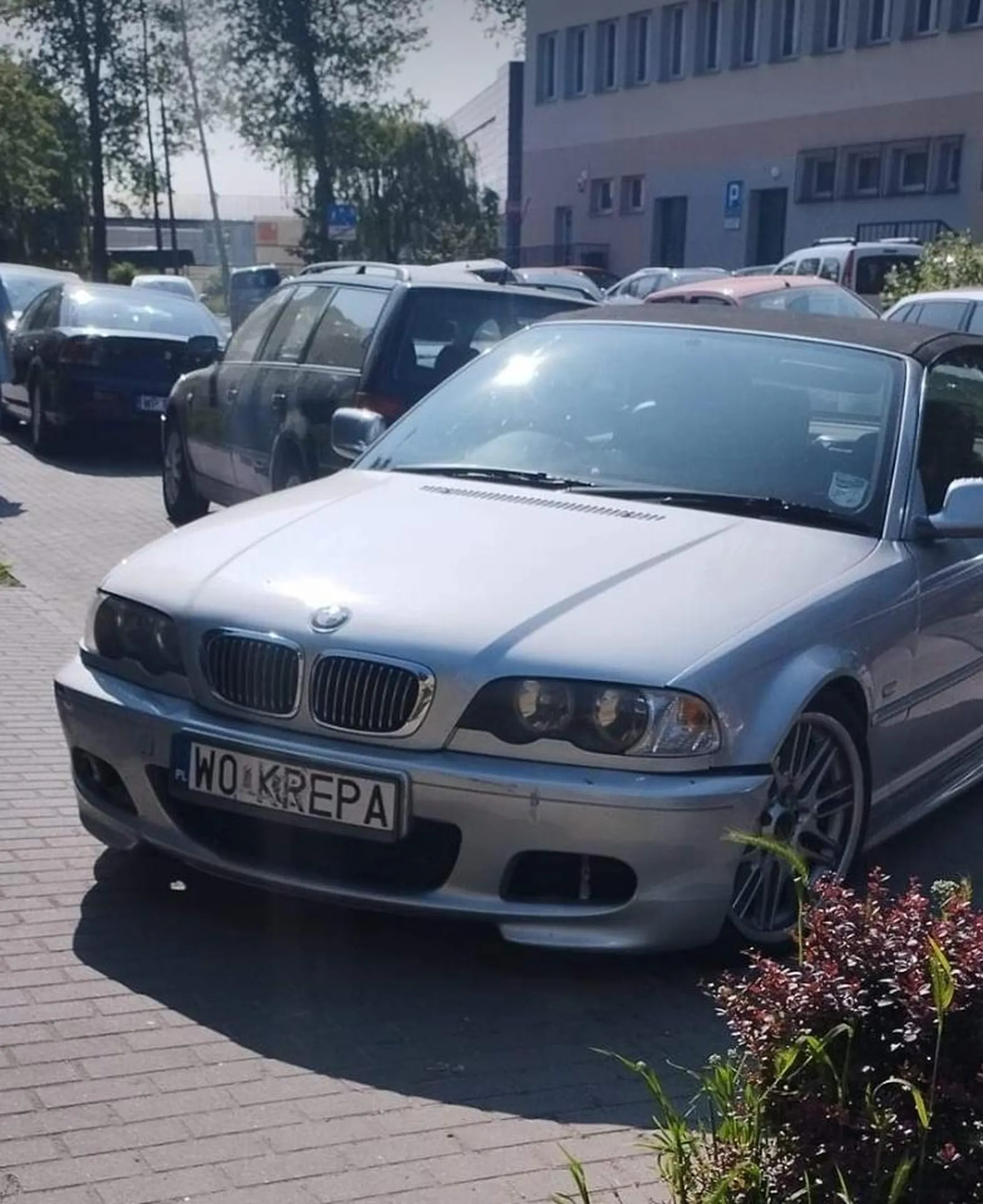 Parkować się naucz. Zderzak prawie zerwany, ale udało się zaparkować na chodniku. Brawo trepie