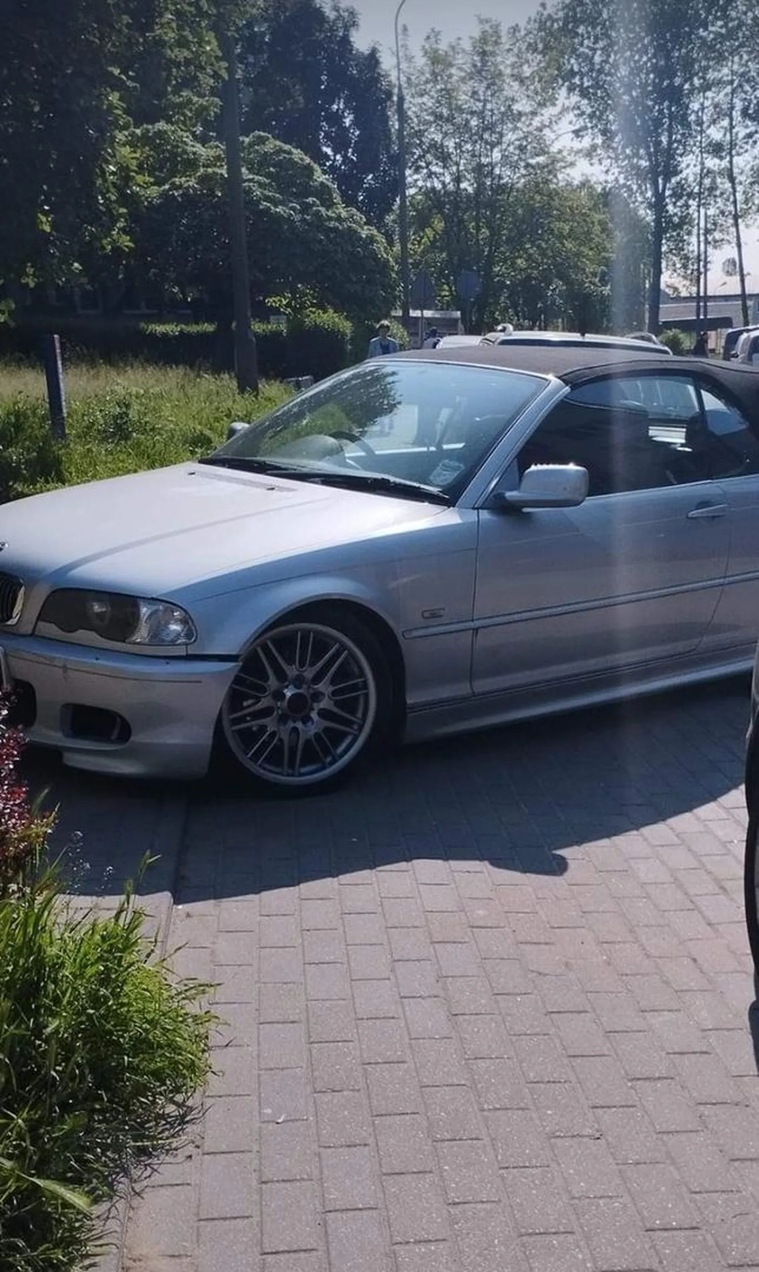 Parkować się naucz. Zderzak prawie zerwany, ale udało się zaparkować na chodniku. Brawo trepie