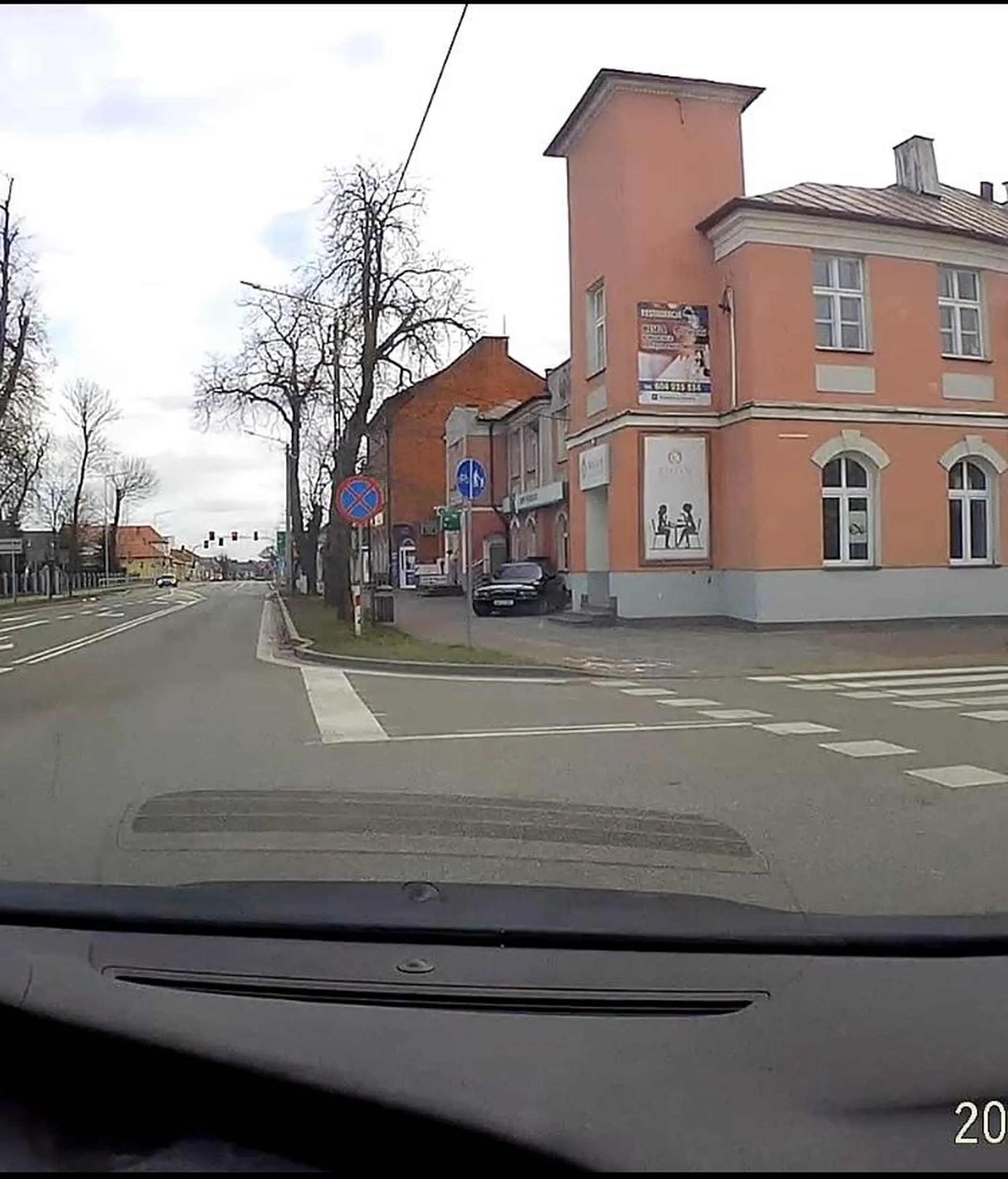 Kozienice, skrzyżowanie ulic Warszawska i Jana Kochanowskiego 18/02/2023, godzina 13:57 Parkowanie na chodniku. Pytanie jak tam wjechał. Na 99% po przejściu dla pieszych. Tak robią inne auta żeby tam wjechać