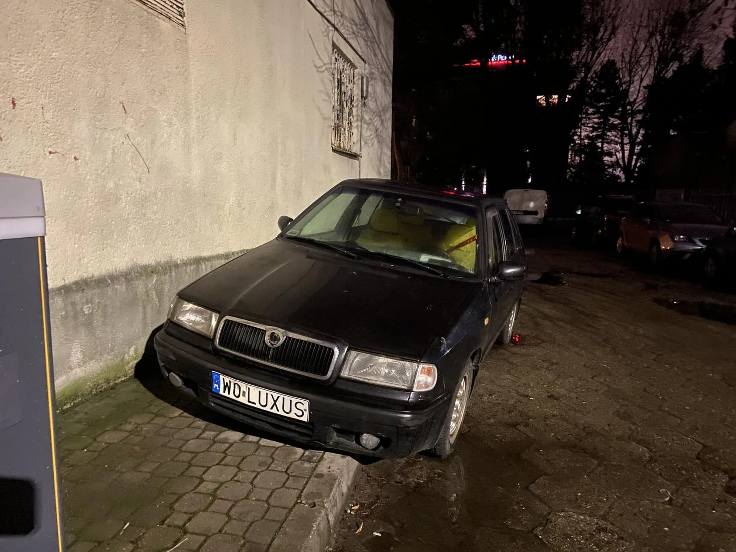 Nie zostawia miejsca dla pieszych. Fajna rejestracja :)