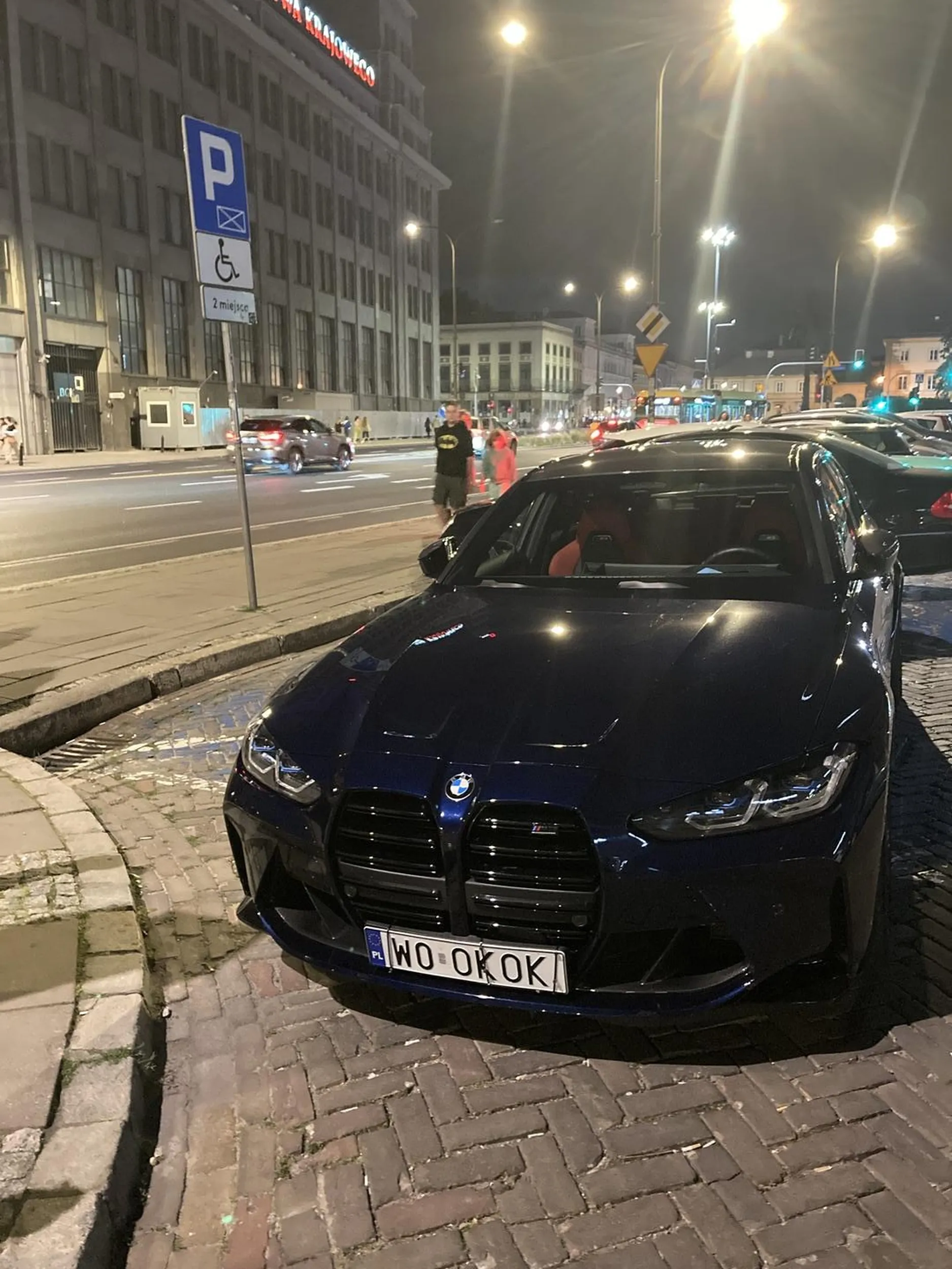 Nie ma to jak zaparkować swoją bmką w poprzek dwóch miejsc parkingowych, i to dla niepełnosprawnych. Zycze zarysowania karoserii