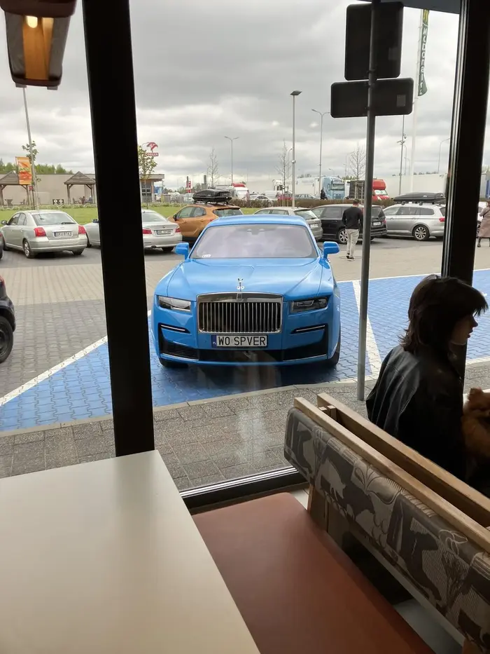 Parkuje na miejscu dla niepełnosprawnych pod makiem bo kupił drogie auto