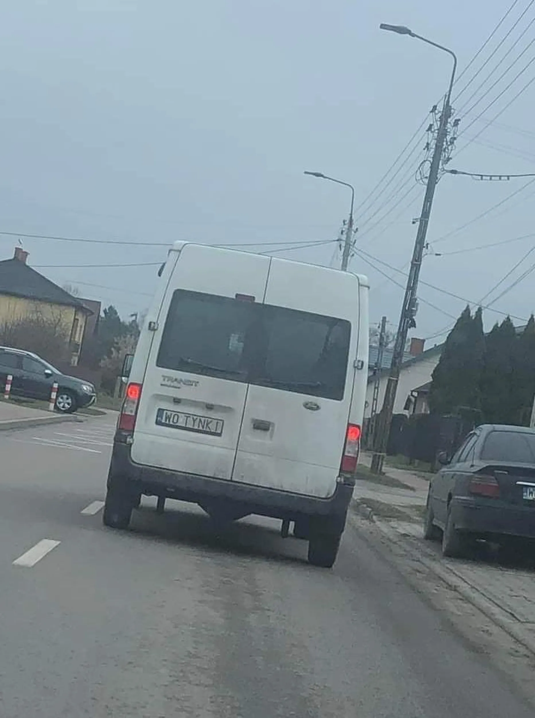 Wyrzucił 2 psy pod sklepem w Załubicach. Sprawa zgłoszona na policji.