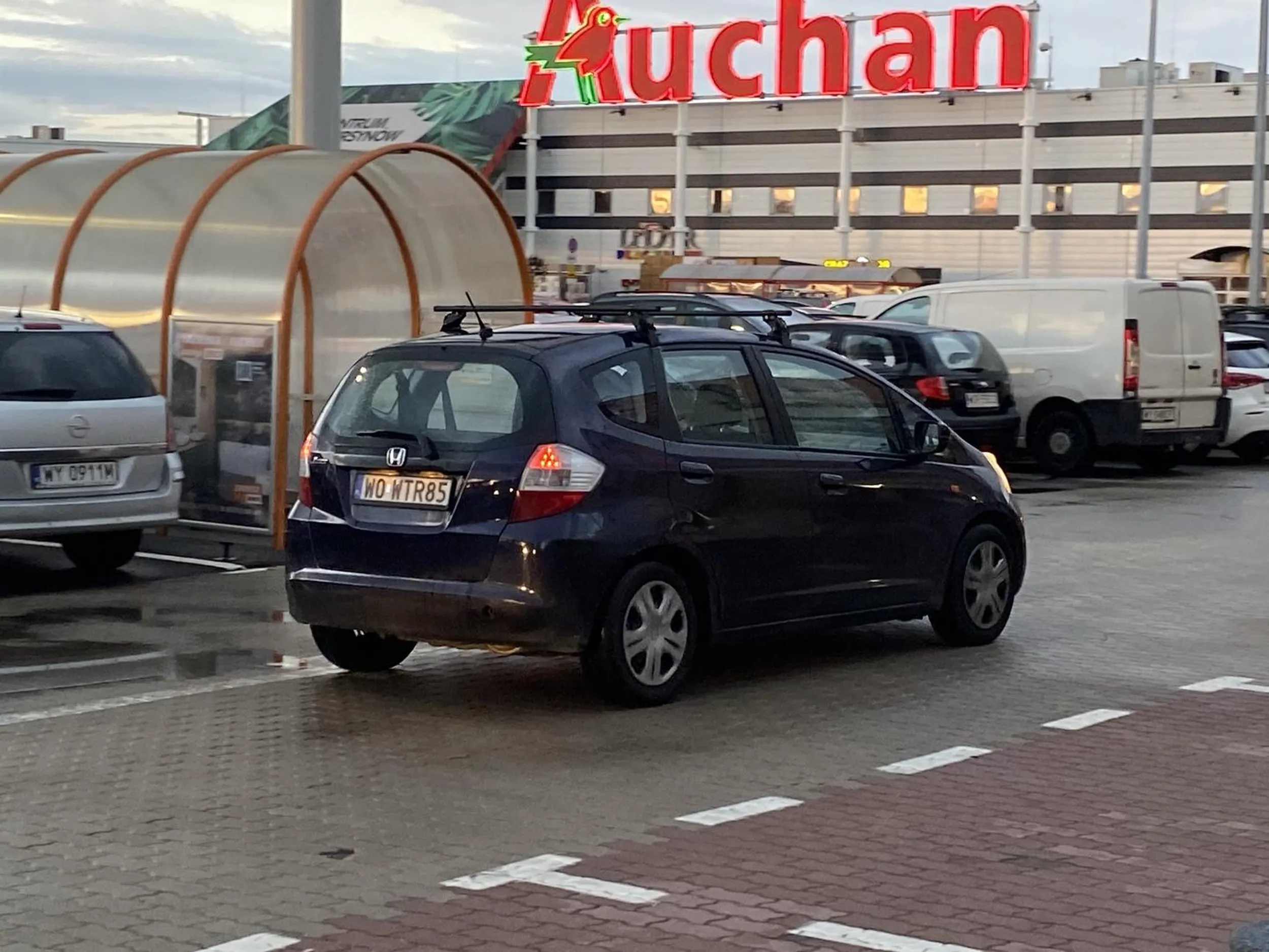 Kobieta kierowca Łomatkojedyna- stanowi zagrozenie dla ruchu drogowego. Prawo jazdy wygrane w chipsach. Jedynke wrzuca bez wciskania sprzegla pomimo ze piski tam sie wydobywaja jakby kota obdzierali zywcem. Potem pelen gaz i wbija na droge z podporzadkowanej - trojkat prz drodze i trojkaty na jezdni tak ze nie sposob nie rozpoznac a laduje sie prosto pod jadace na pierwszenstwie inne auto - o malo nie bylo mocnego dzwona.