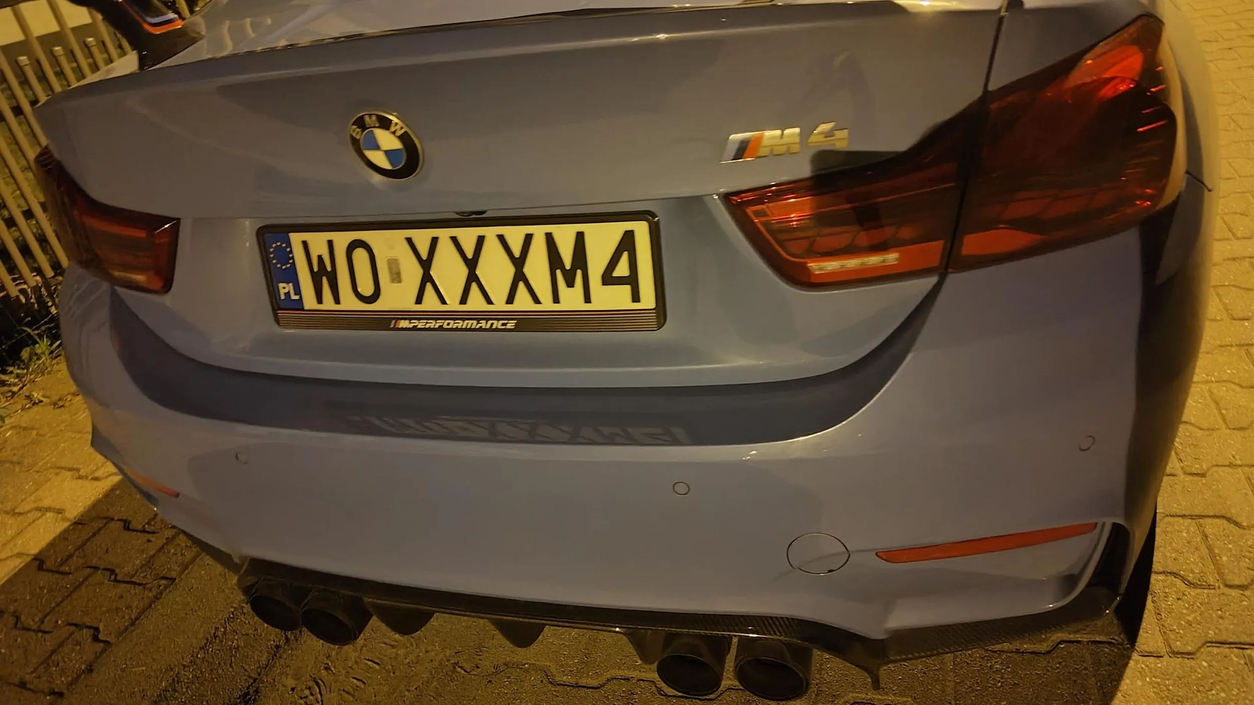 Bananowy dzieciak z pierdzącym tłumikiem. Są wakacje, więc rodzice nie każą iść wcześnie spać, to jeździ po g. 23 i budzi mieszkańców małych miejscowości.