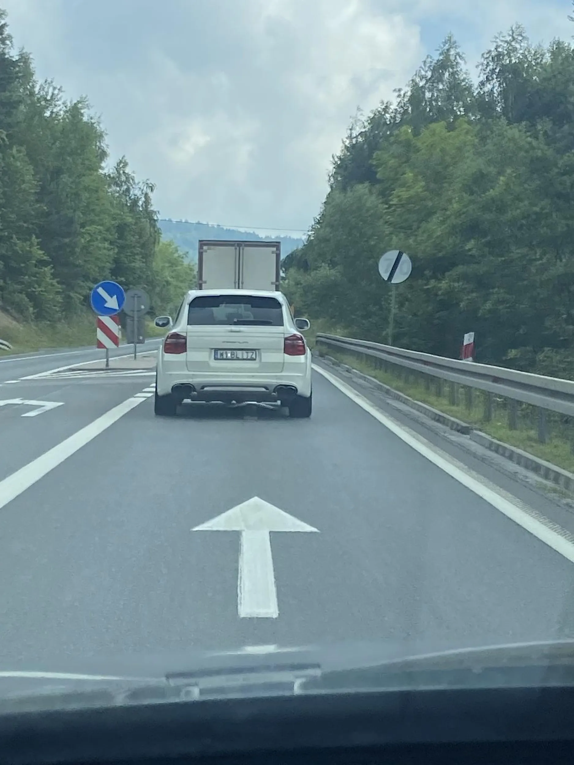 Specjalnie przyspiesza przy wyprzedzaniu albo zaperza drogę