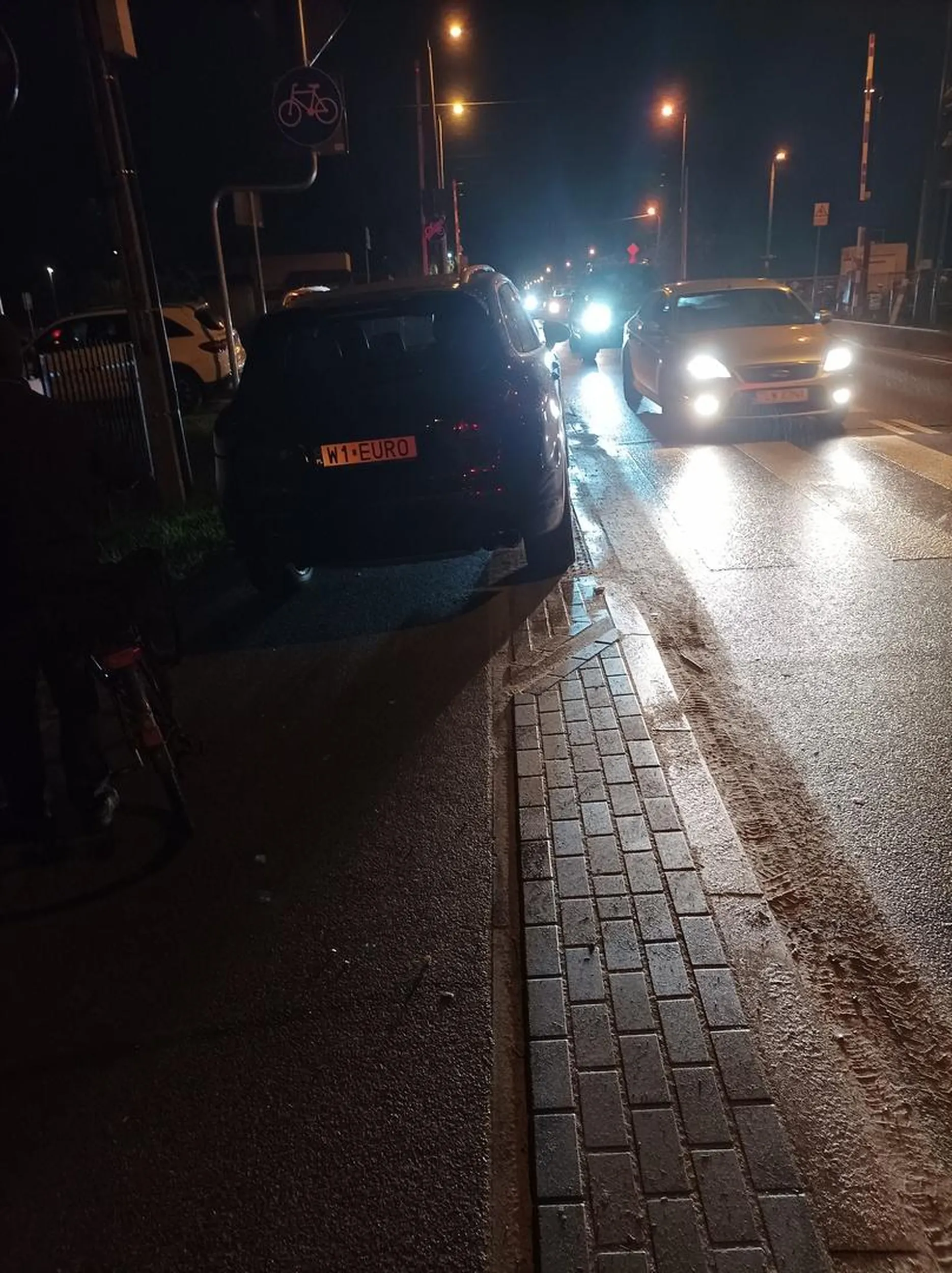 Samochód zaparkowany jednocześnie na ścieżce rowerowej i przejściu dla pieszych