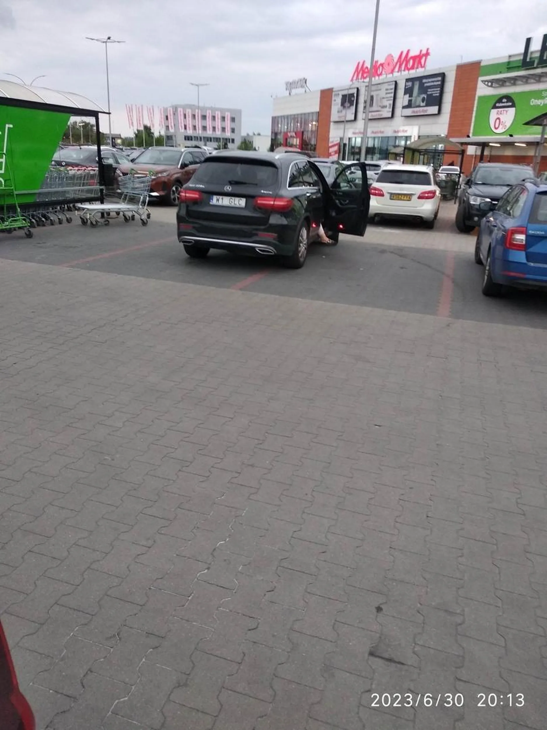 Pasożyt dzis w Jankach usiadł na 2 miejscach i otworzył drzwi ze by zając 3 miejsce. To powinno byc karalne z paragrafu aby takie śmiecie nie myslały ze parking tylko dla Nich