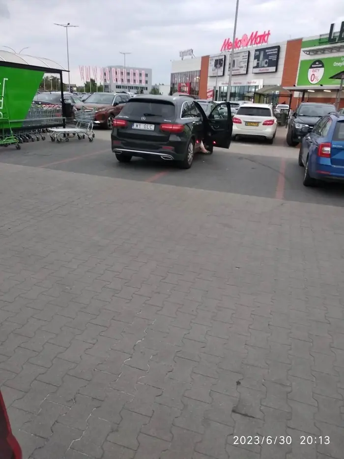 Pasożyt dzis w Jankach usiadł na 2 miejscach i otworzył drzwi ze by zając 3 miejsce. To powinno byc karalne z paragrafu aby takie śmiecie nie myslały ze parking tylko dla Nich