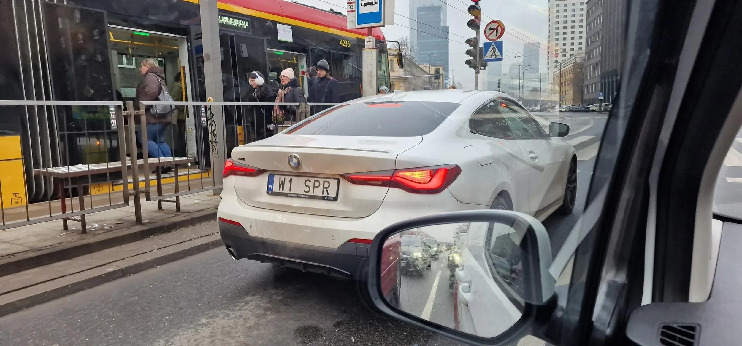 Napompowana lala jedzie w zimie z rączką z petem na zewnątrz aby nie śmierdziało w środku, a potem jak juz sie nakurzy tych cienkich petów wyrzuca (niespalone nawet w połowie!) na jezdnię. Nosz normalnie dekadencja!